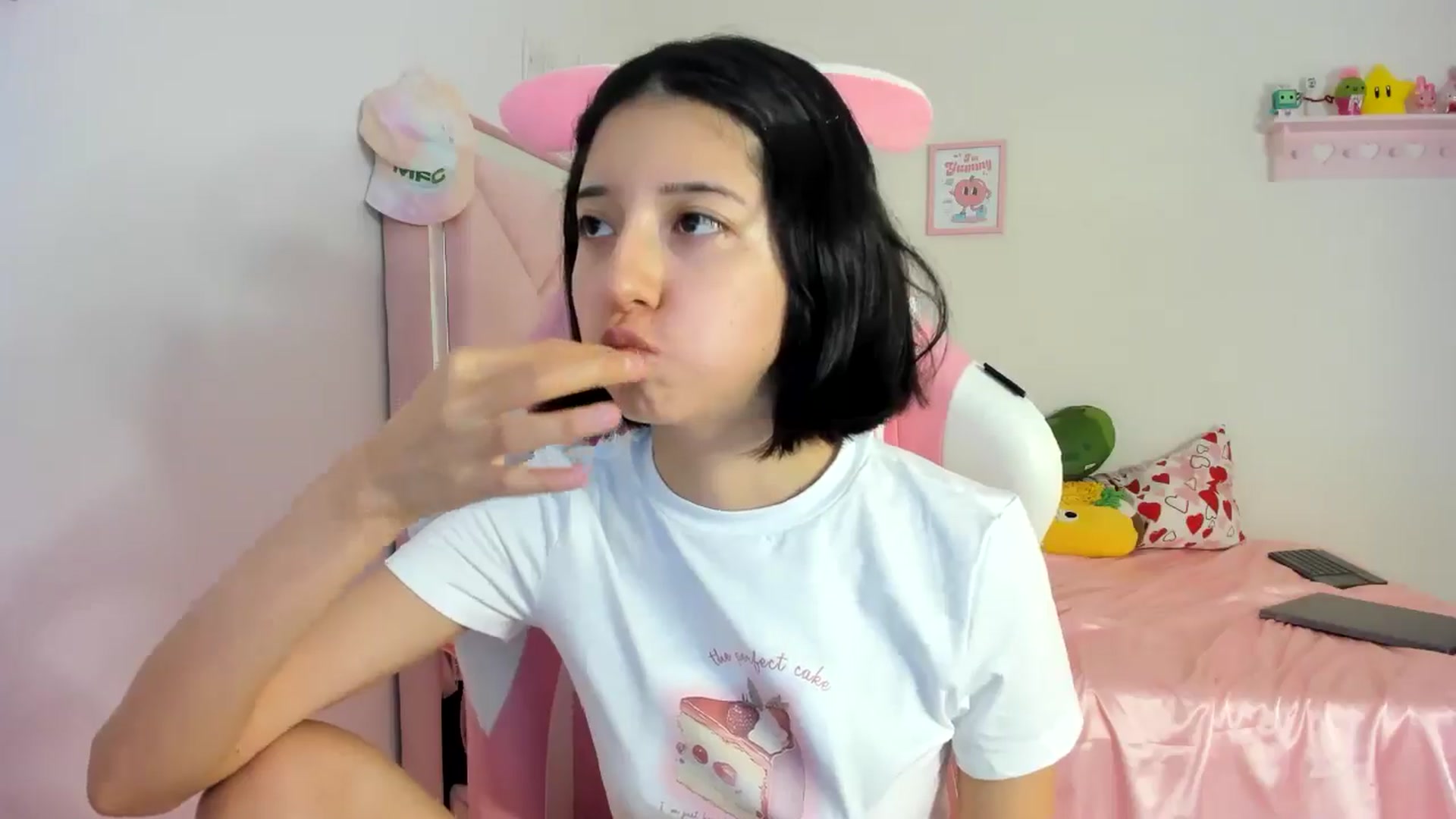 Gallery image thumbnail from Cherrycute666's myfreecams stream on, 06/10/2024, 01:37 image 10 of 20