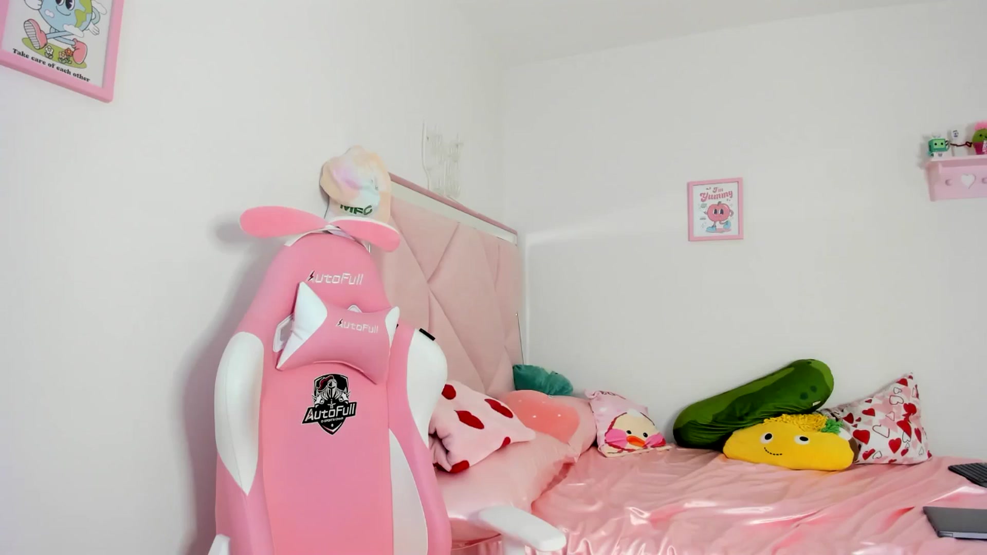 Gallery image thumbnail from Cherrycute666's myfreecams stream on, 06/10/2024, 01:37 image 1 of 20