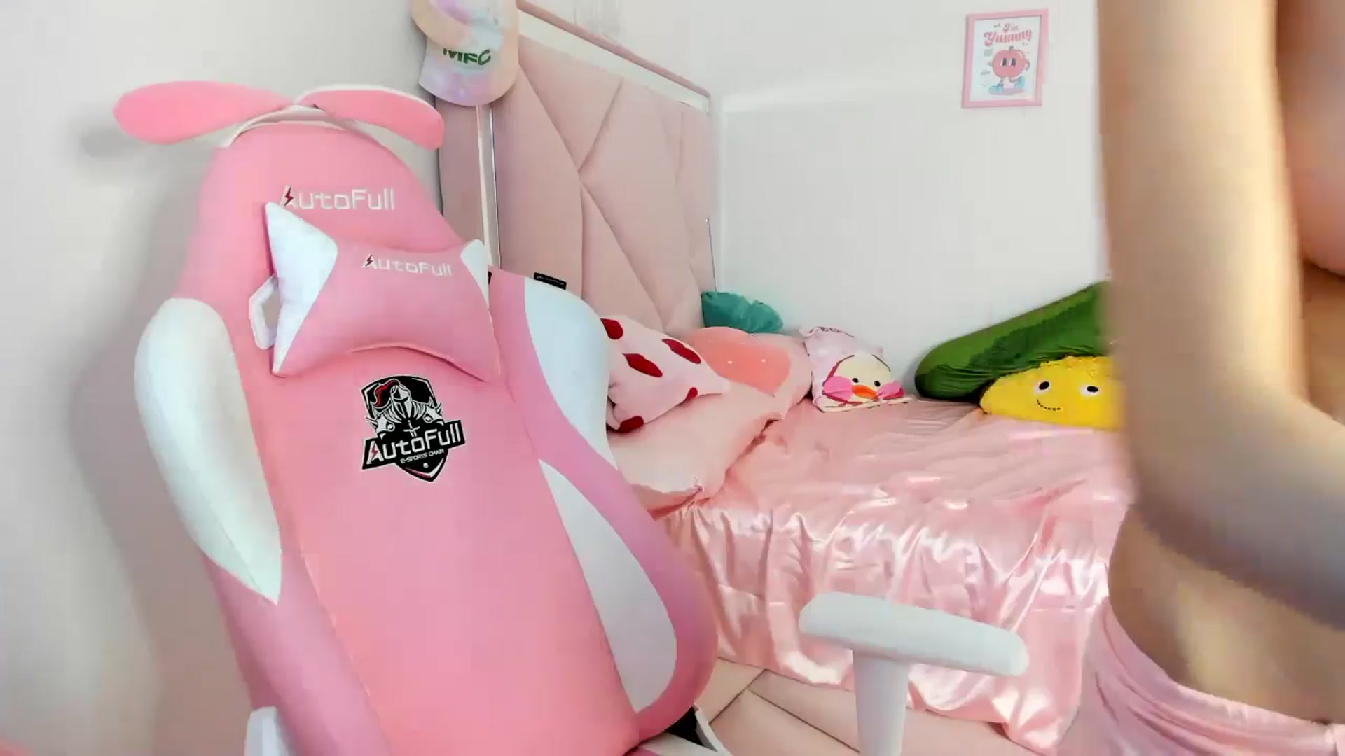 Gallery image thumbnail from Cherrycute666's myfreecams stream on, 06/10/2024, 01:37 image 3 of 20
