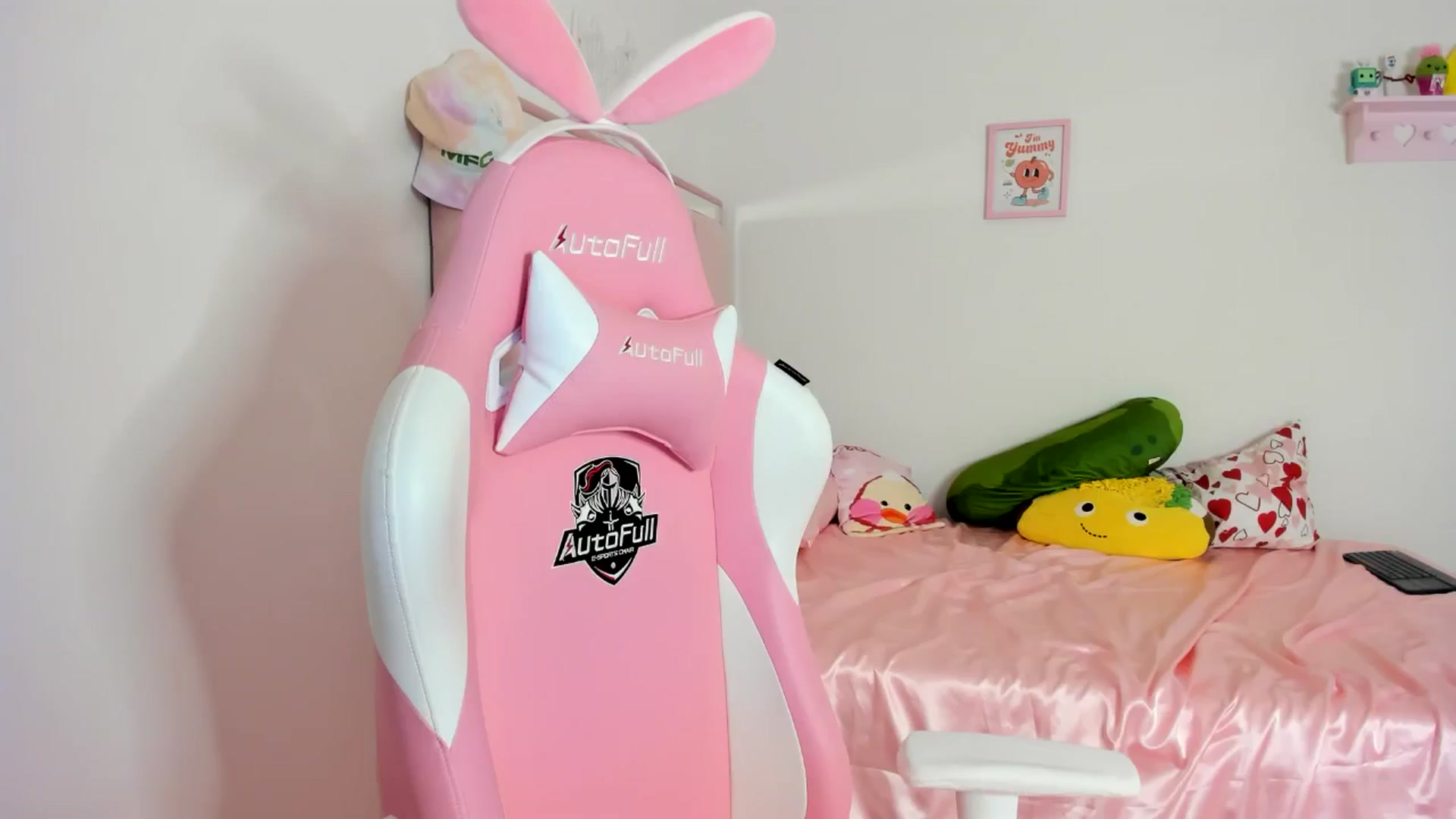 Gallery image thumbnail from Cherrycute666's myfreecams stream on, 06/10/2024, 02:19 image 7 of 20