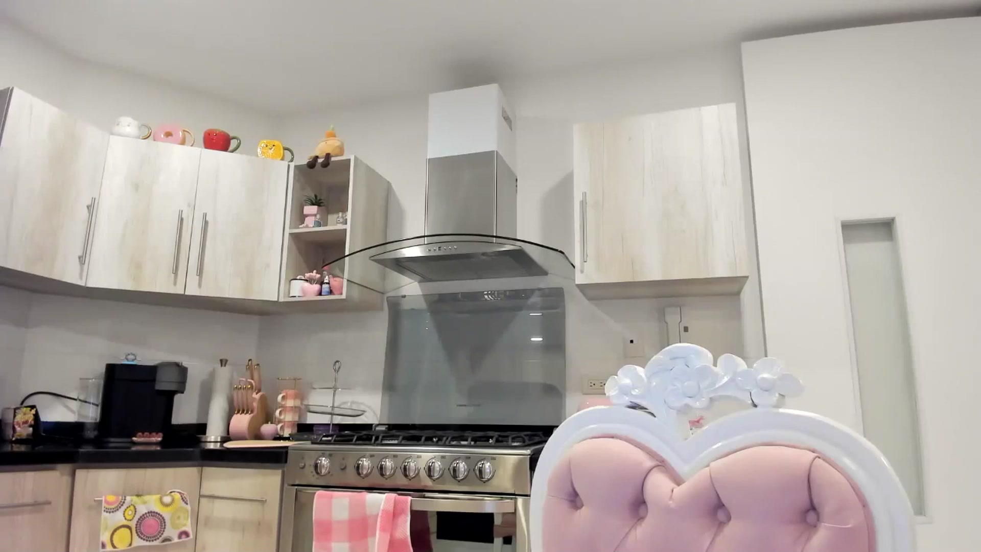 Gallery image thumbnail from Cherrycute666's myfreecams stream on, 06/10/2024, 04:12 image 6 of 20