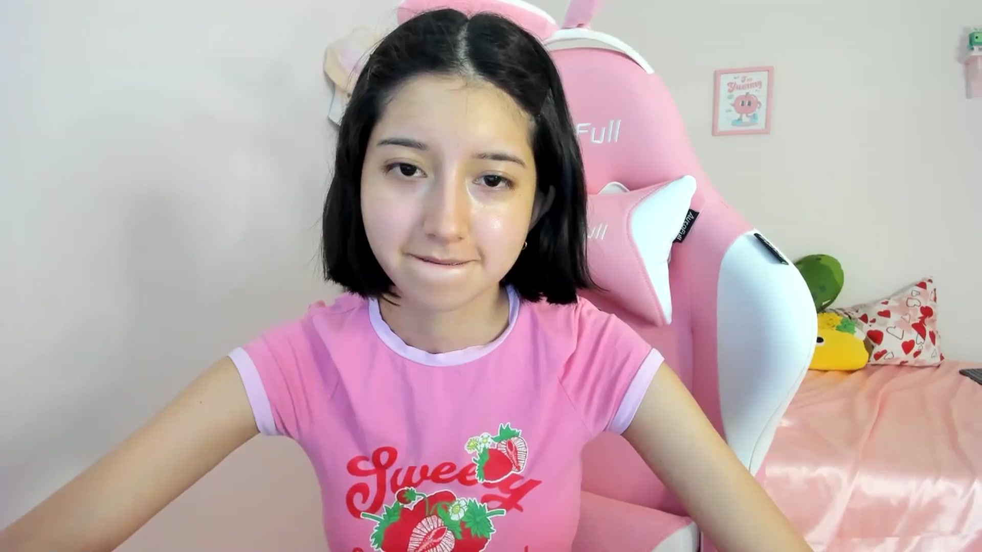 Gallery image thumbnail from Cherrycute666's myfreecams stream on, 06/11/2024, 02:07 image 3 of 20