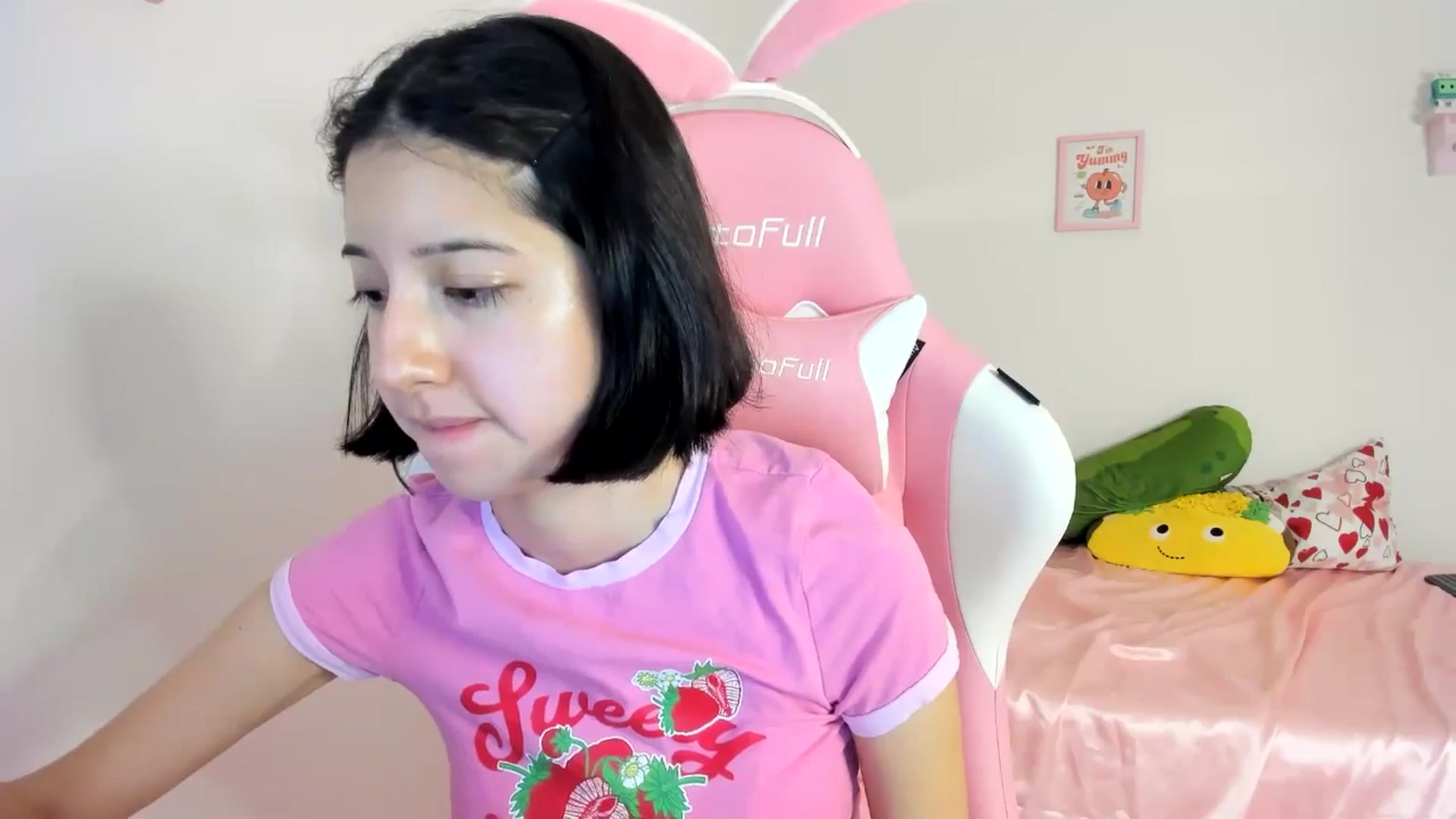Gallery image thumbnail from Cherrycute666's myfreecams stream on, 06/11/2024, 02:07 image 13 of 20