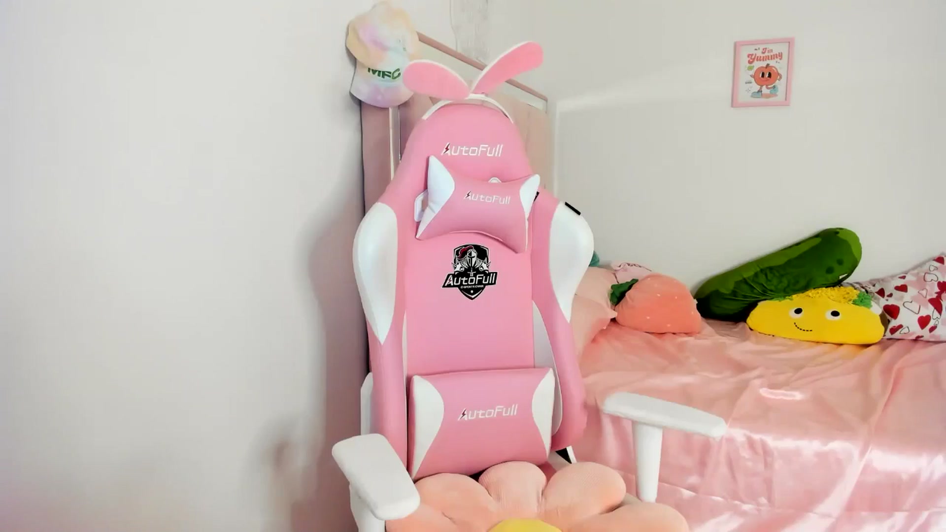 Gallery image thumbnail from Cherrycute666's myfreecams stream on, 06/11/2024, 02:07 image 16 of 20