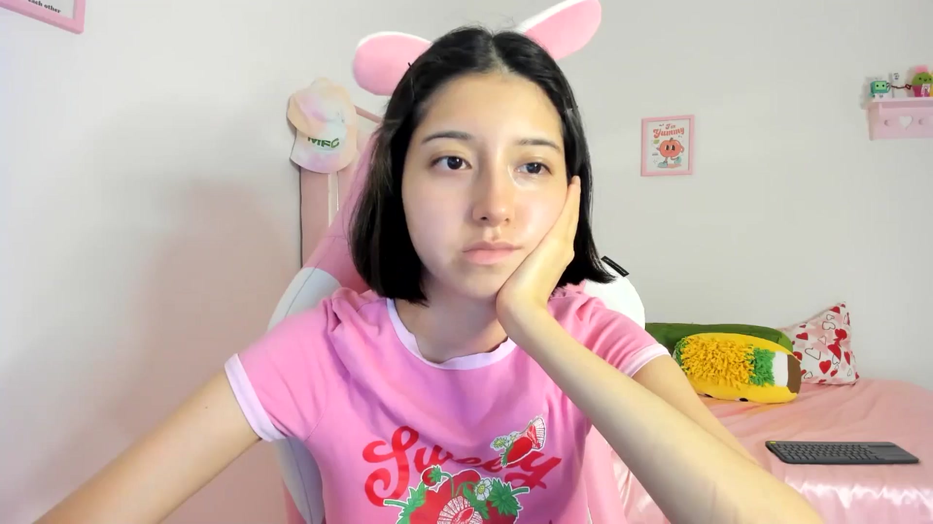 Gallery image thumbnail from Cherrycute666's myfreecams stream on, 06/11/2024, 07:50 image 6 of 20