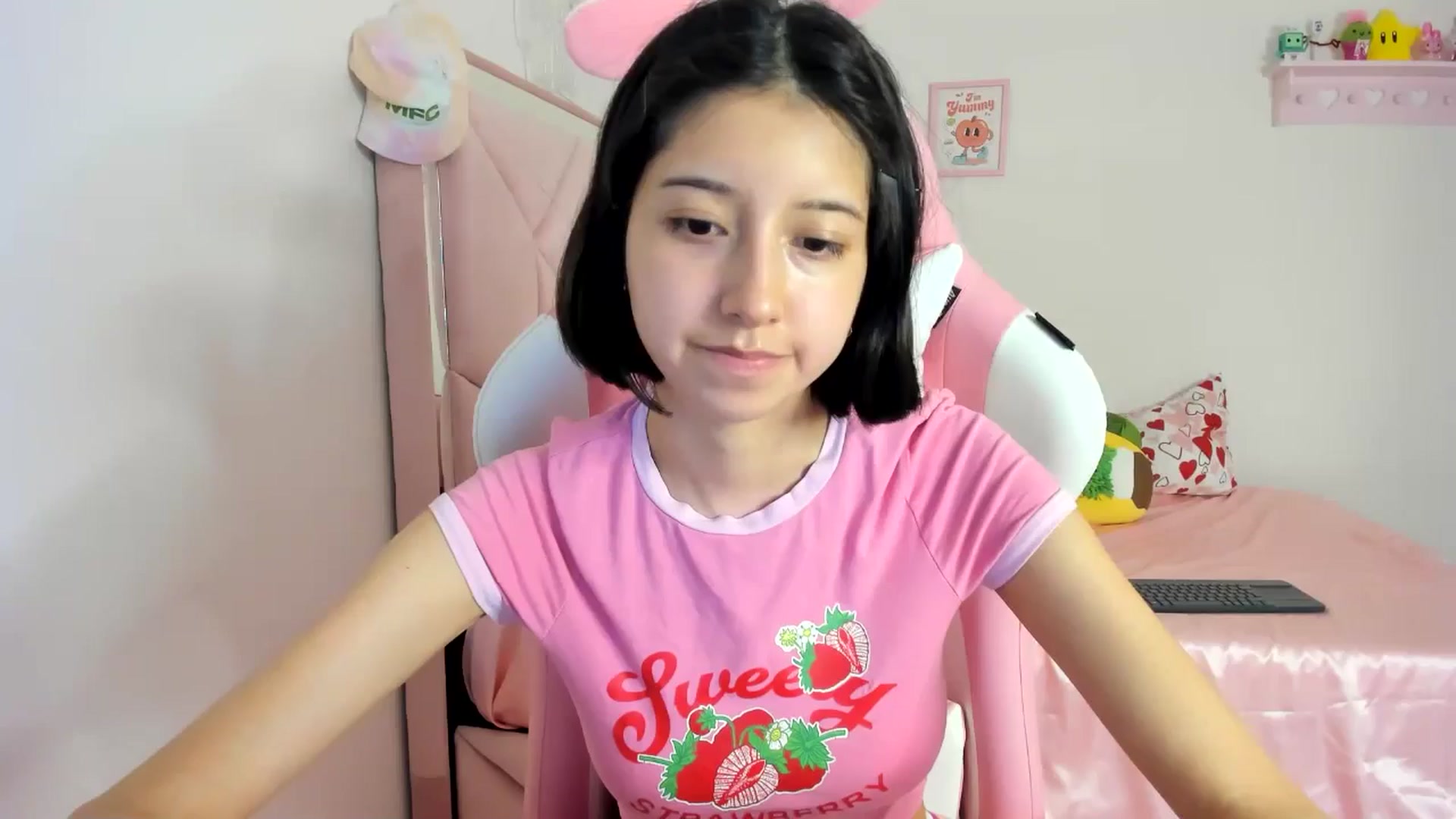 Gallery image thumbnail from Cherrycute666's myfreecams stream on, 06/11/2024, 07:50 image 1 of 20