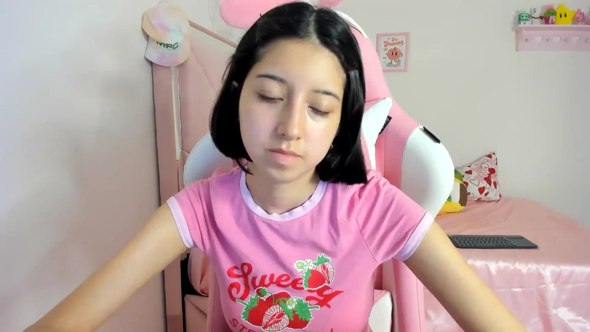 Gallery image thumbnail from Cherrycute666's myfreecams stream on, 06/11/2024, 07:50 image 2 of 20