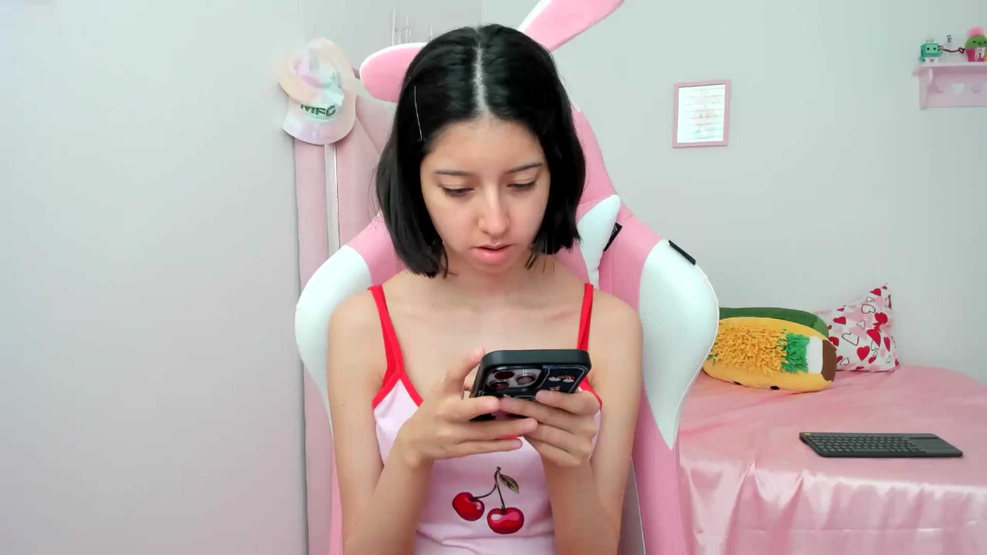Gallery image thumbnail from Cherrycute666's myfreecams stream on, 06/11/2024, 18:14 image 16 of 20