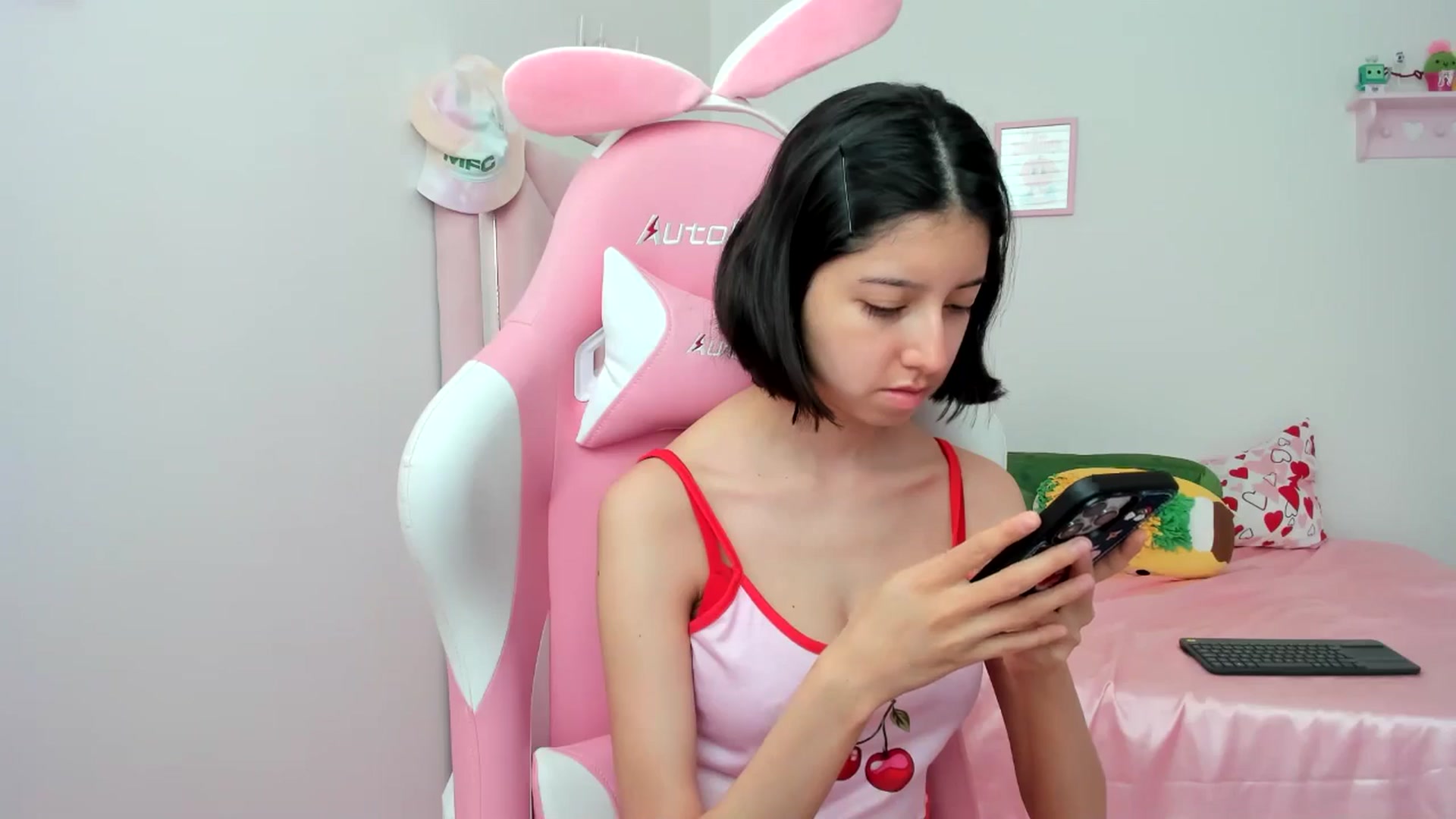 Gallery image thumbnail from Cherrycute666's myfreecams stream on, 06/11/2024, 18:14 image 17 of 20