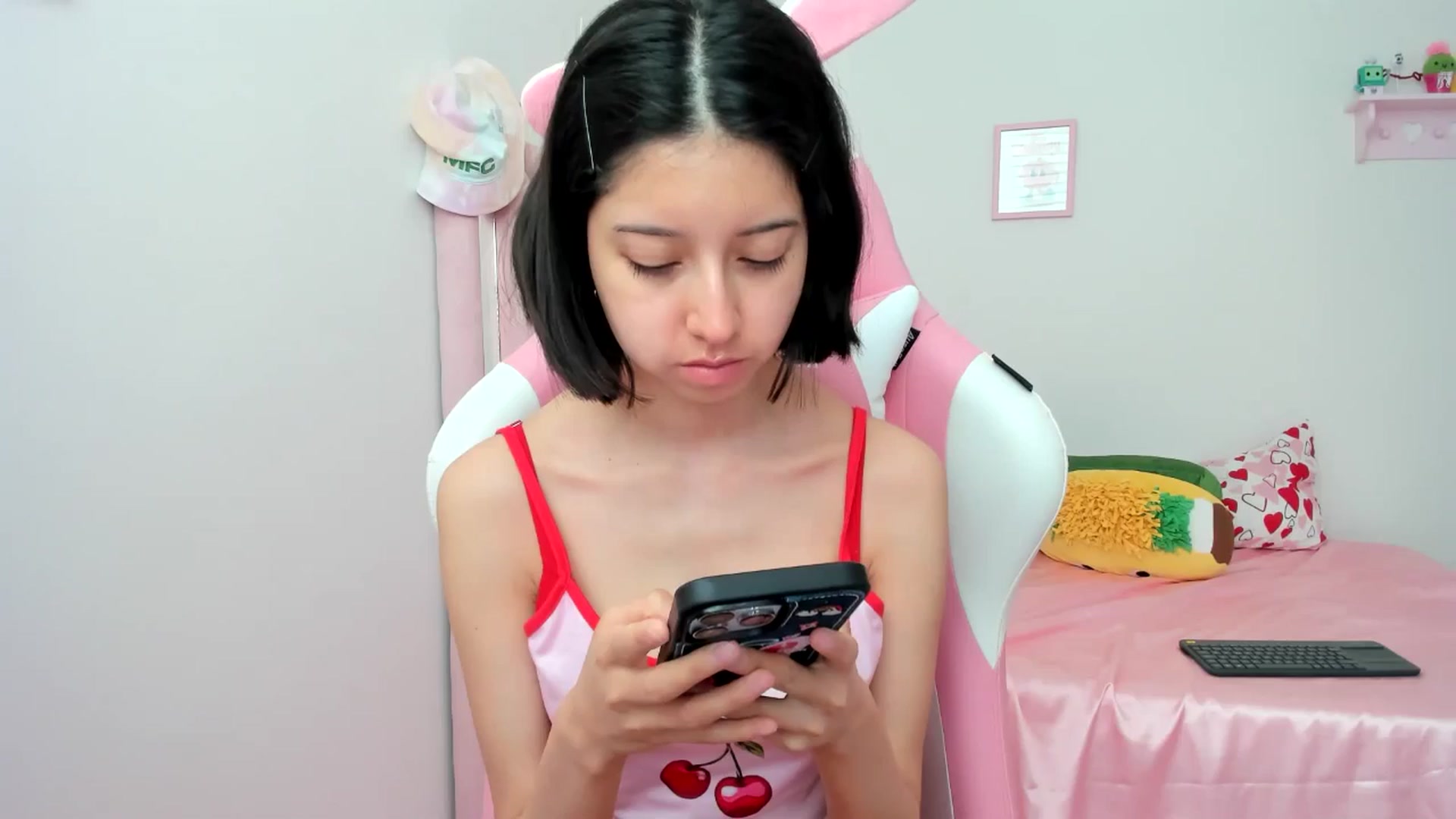 Gallery image thumbnail from Cherrycute666's myfreecams stream on, 06/11/2024, 18:14 image 13 of 20