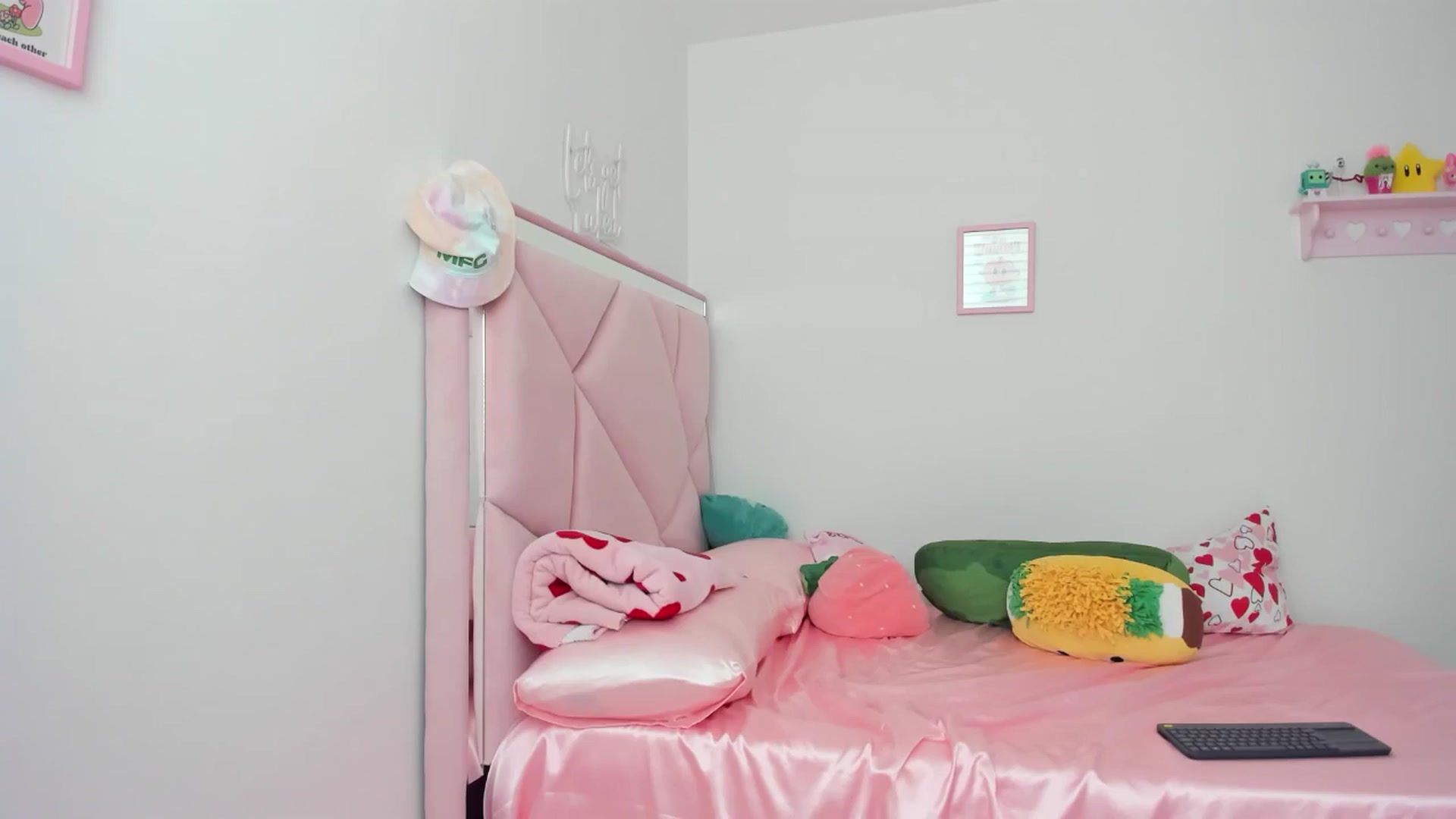 Gallery image thumbnail from Cherrycute666's myfreecams stream on, 06/11/2024, 19:20 image 15 of 20