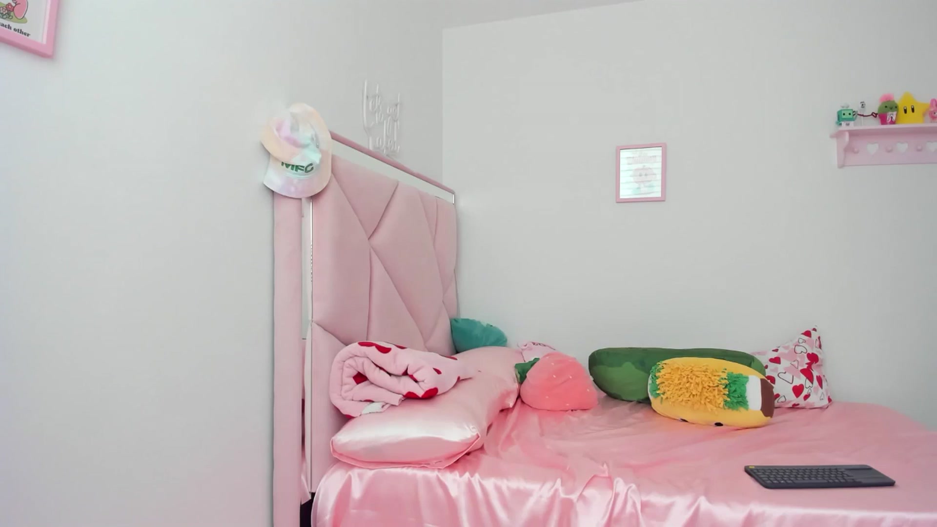 Gallery image thumbnail from Cherrycute666's myfreecams stream on, 06/11/2024, 19:20 image 14 of 20