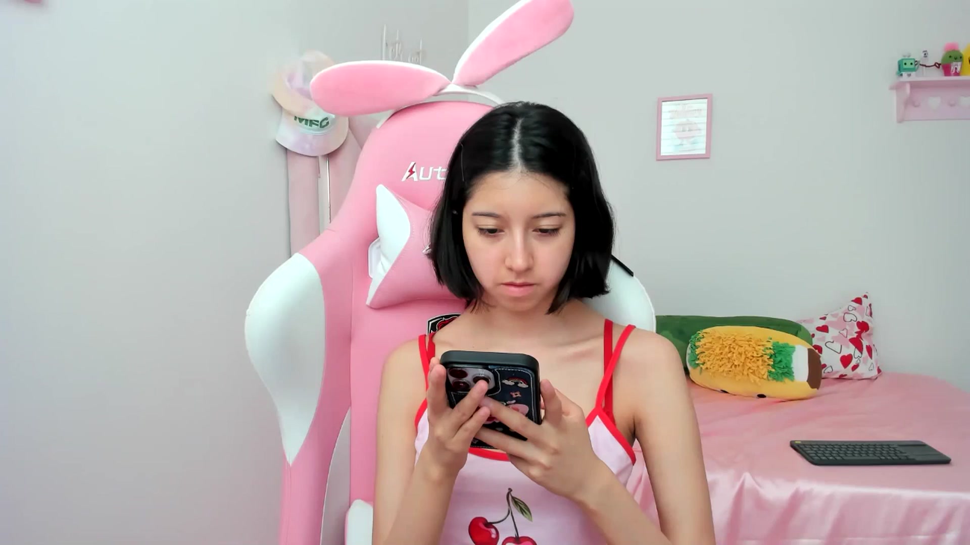 Gallery image thumbnail from Cherrycute666's myfreecams stream on, 06/11/2024, 19:20 image 6 of 20
