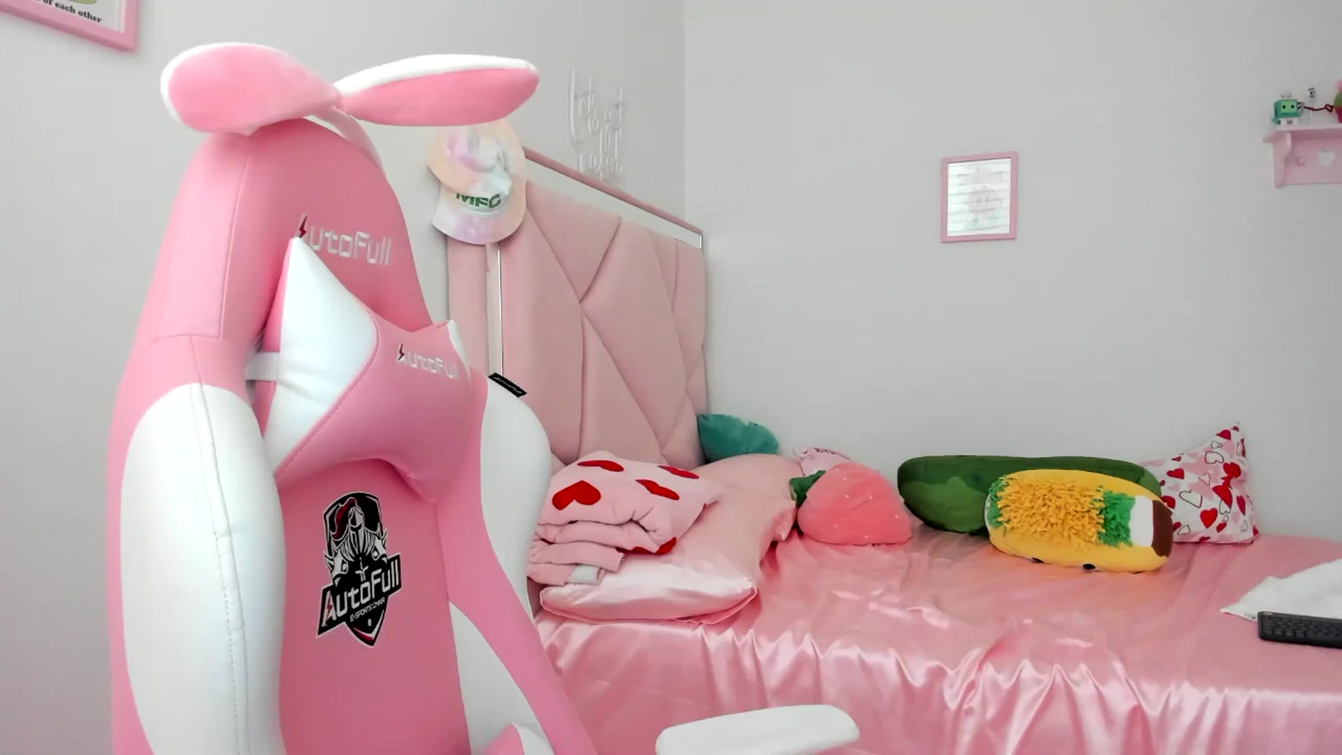 Gallery image thumbnail from Cherrycute666's myfreecams stream on, 06/12/2024, 24:01 image 20 of 20