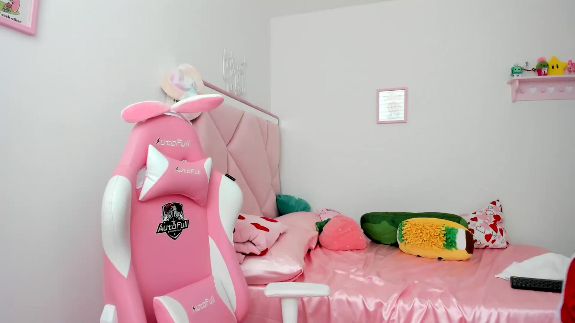 Gallery image thumbnail from Cherrycute666's myfreecams stream on, 06/12/2024, 24:01 image 2 of 20
