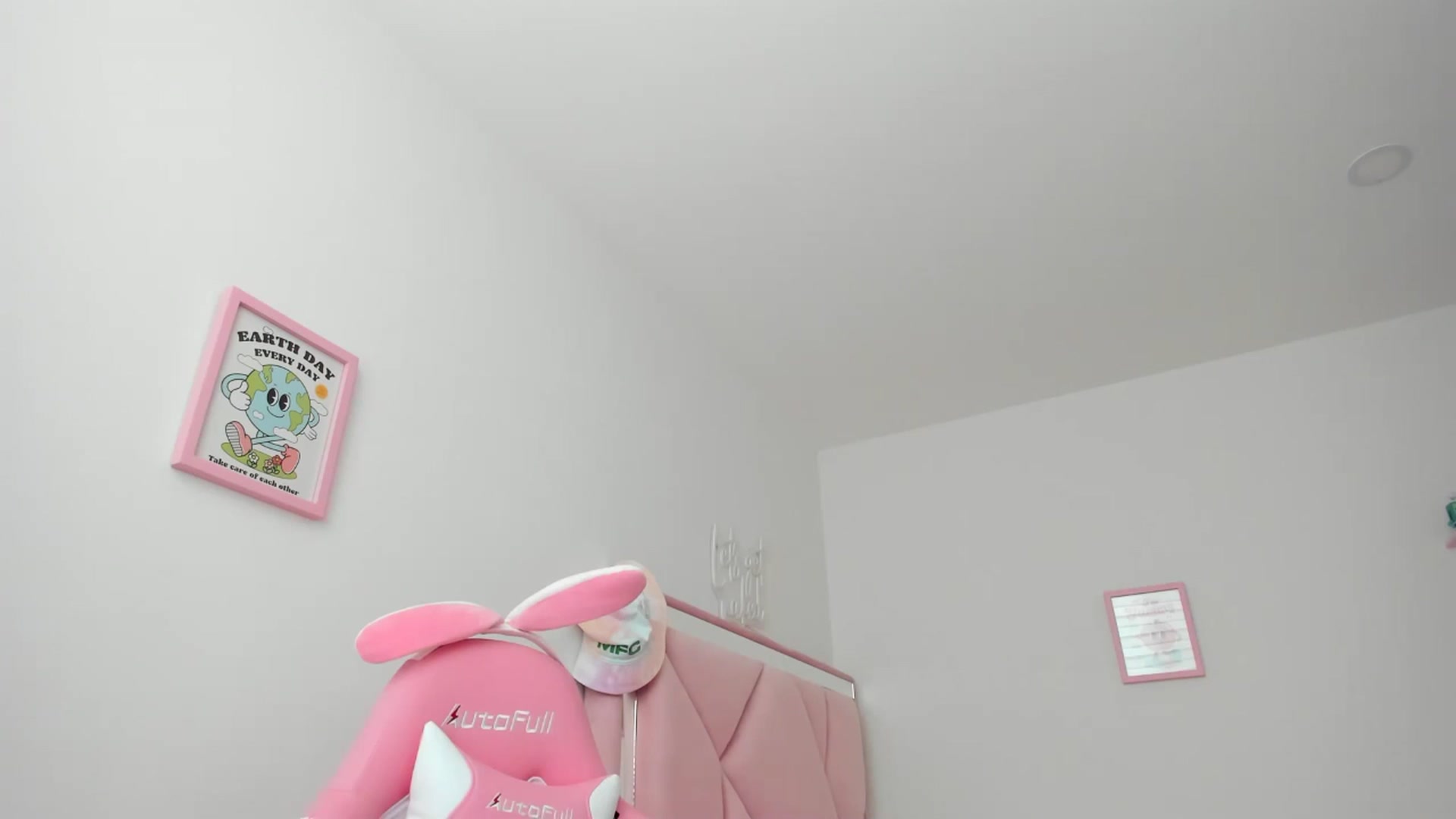 Gallery image thumbnail from Cherrycute666's myfreecams stream on, 06/12/2024, 24:01 image 18 of 20