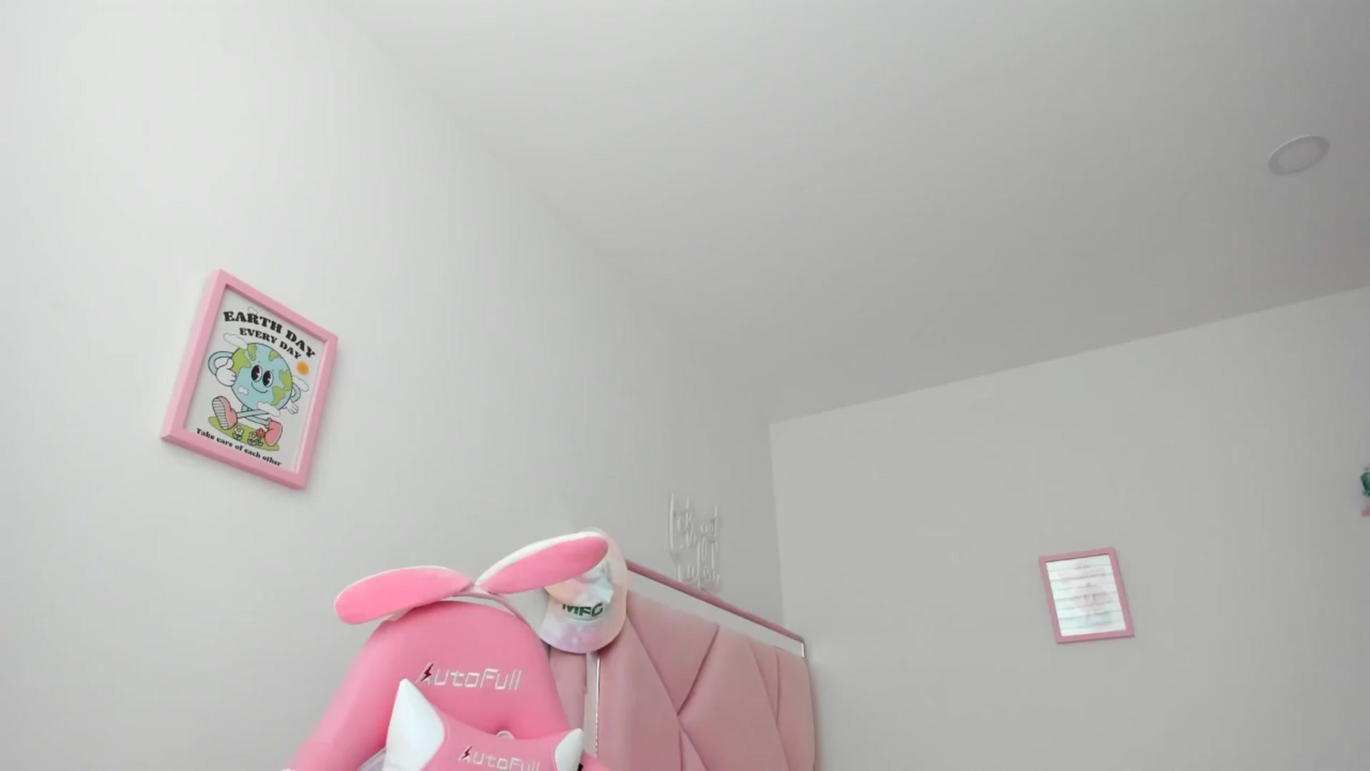 Gallery image thumbnail from Cherrycute666's myfreecams stream on, 06/12/2024, 24:01 image 17 of 20