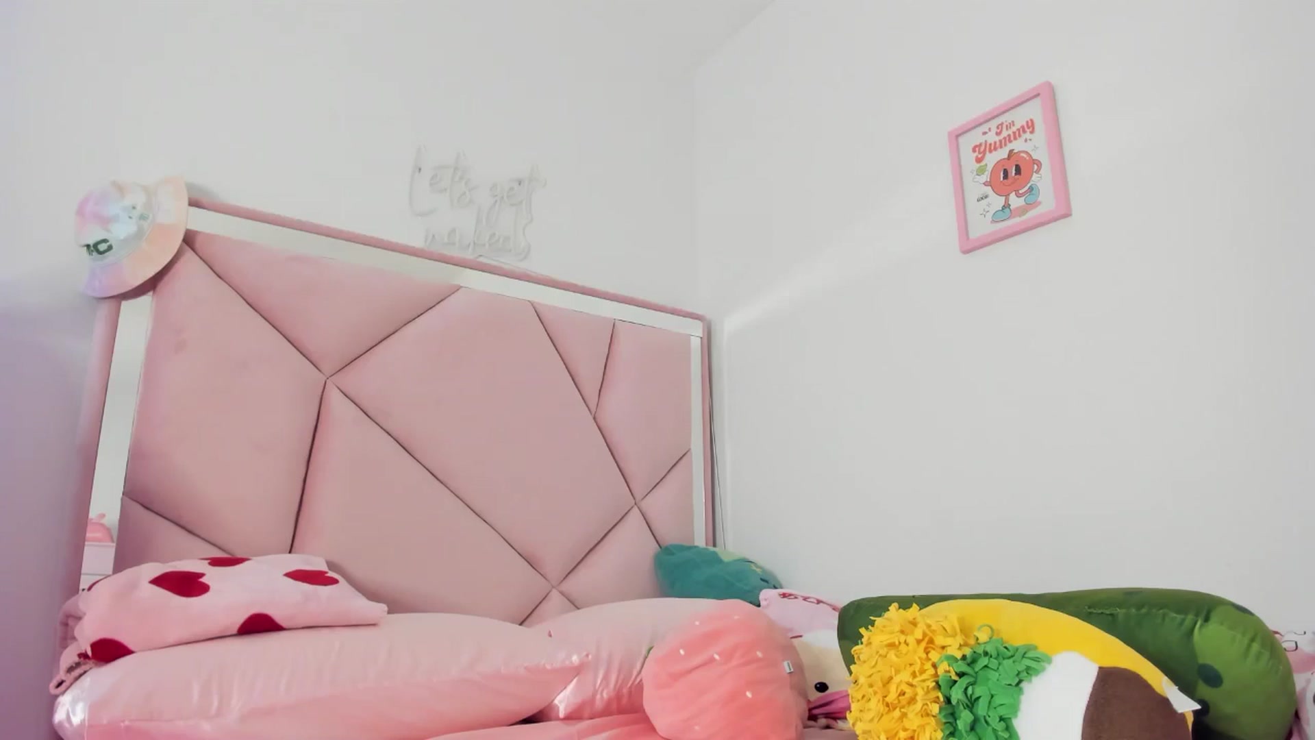 Gallery image thumbnail from Cherrycute666's myfreecams stream on, 06/12/2024, 24:58 image 13 of 20