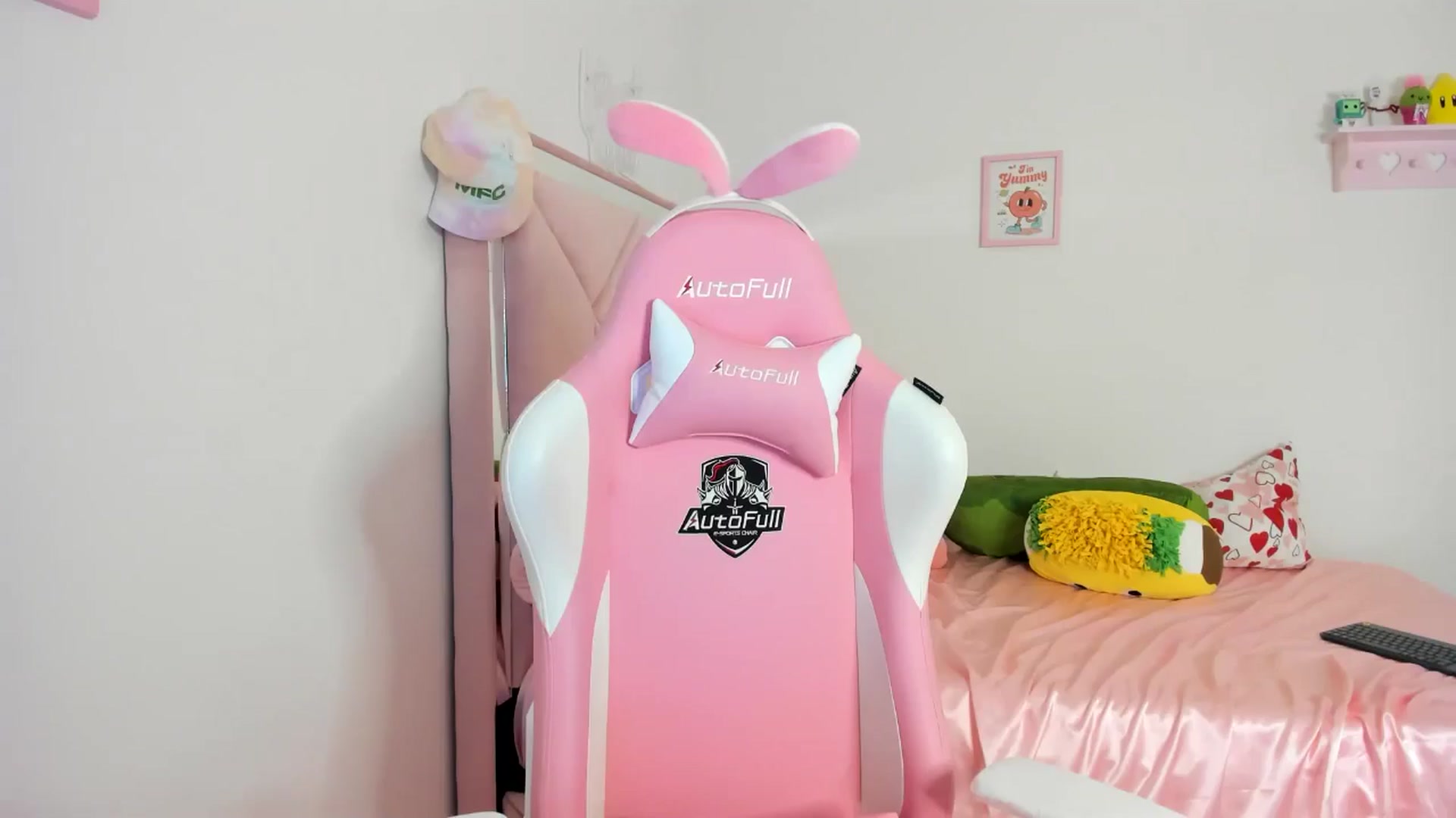 Gallery image thumbnail from Cherrycute666's myfreecams stream on, 06/12/2024, 06:49 image 2 of 20