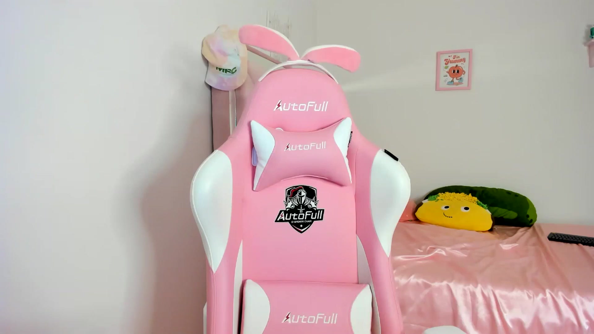 Gallery image thumbnail from Cherrycute666's myfreecams stream on, 06/13/2024, 10:45 image 3 of 20