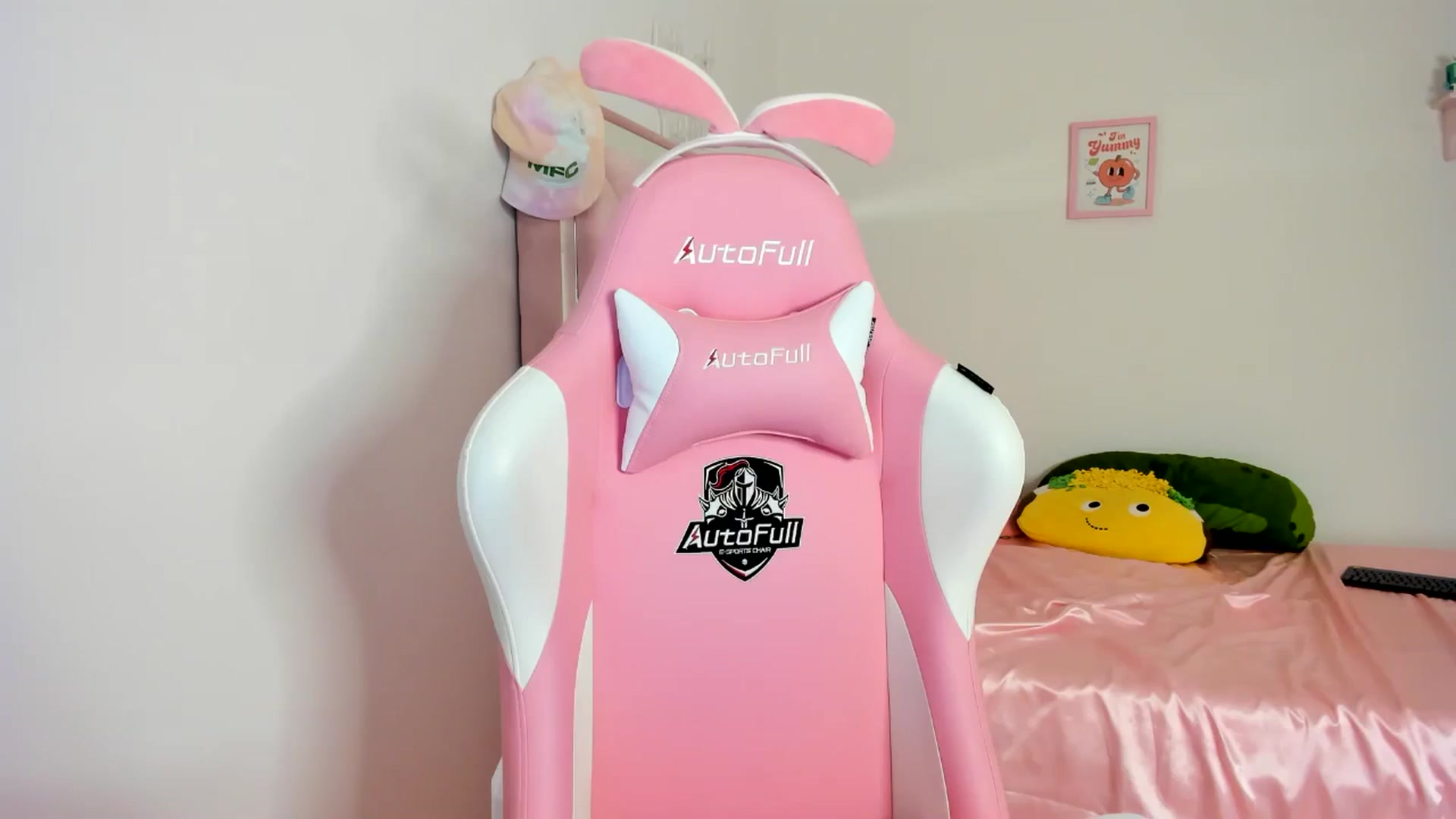 Gallery image thumbnail from Cherrycute666's myfreecams stream on, 06/13/2024, 10:45 image 5 of 20