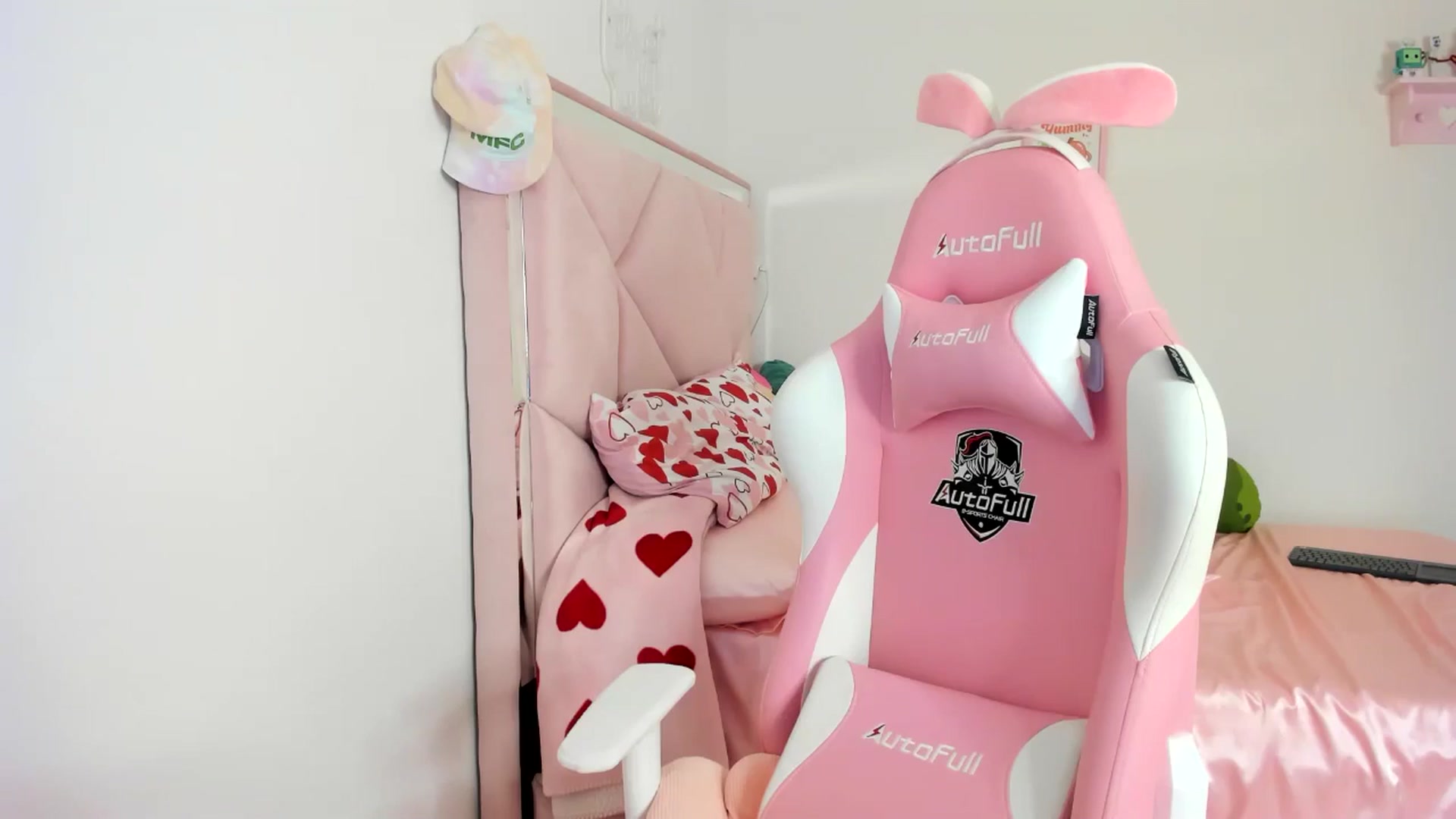 Gallery image thumbnail from Cherrycute666's myfreecams stream on, 06/13/2024, 10:45 image 8 of 20