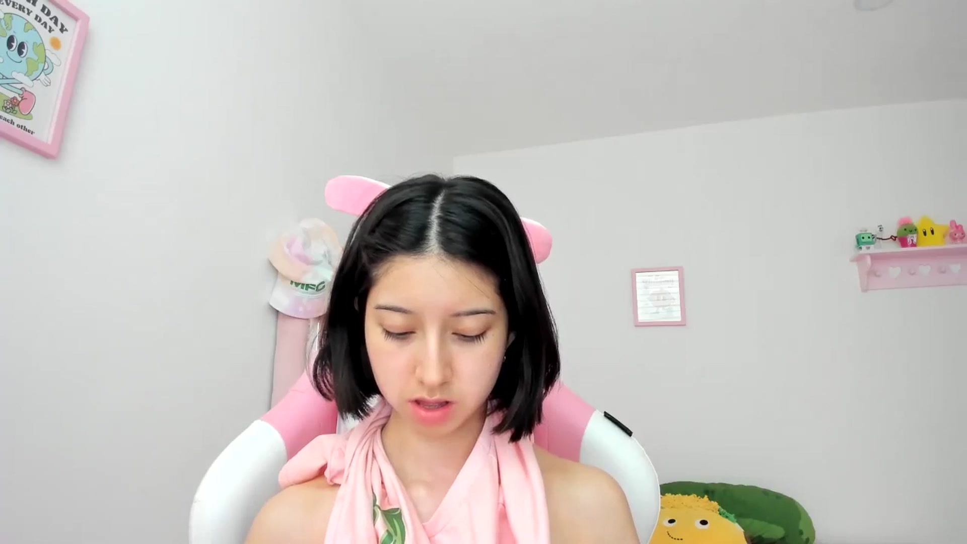 Gallery image thumbnail from Cherrycute666's myfreecams stream on, 06/13/2024, 23:36 image 17 of 20
