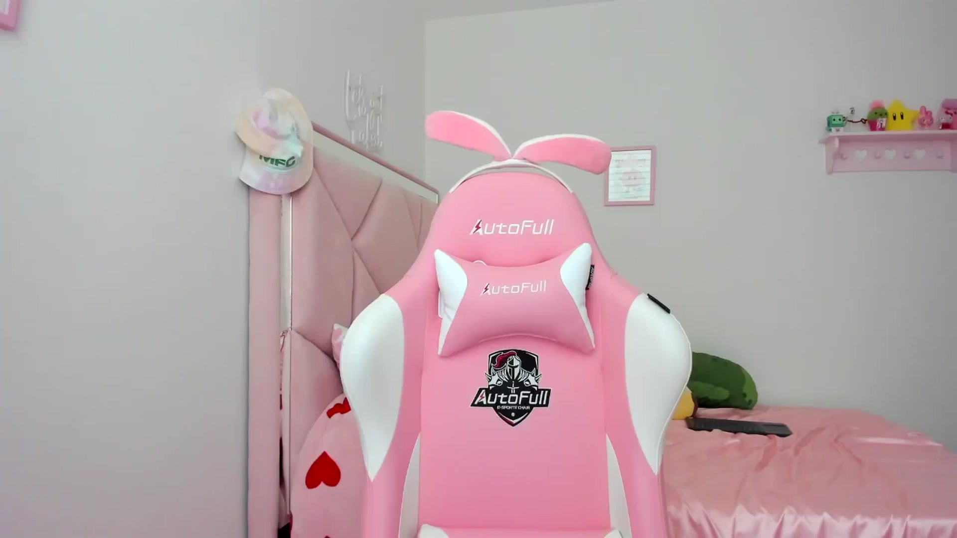 Gallery image thumbnail from Cherrycute666's myfreecams stream on, 06/14/2024, 02:03 image 3 of 20