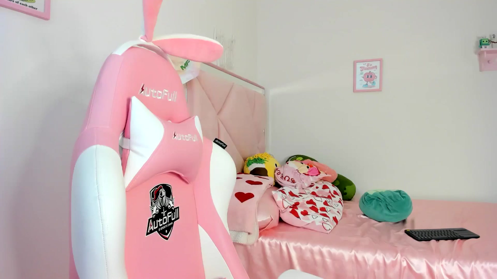 Gallery image thumbnail from Cherrycute666's myfreecams stream on, 06/15/2024, 23:54 image 15 of 20