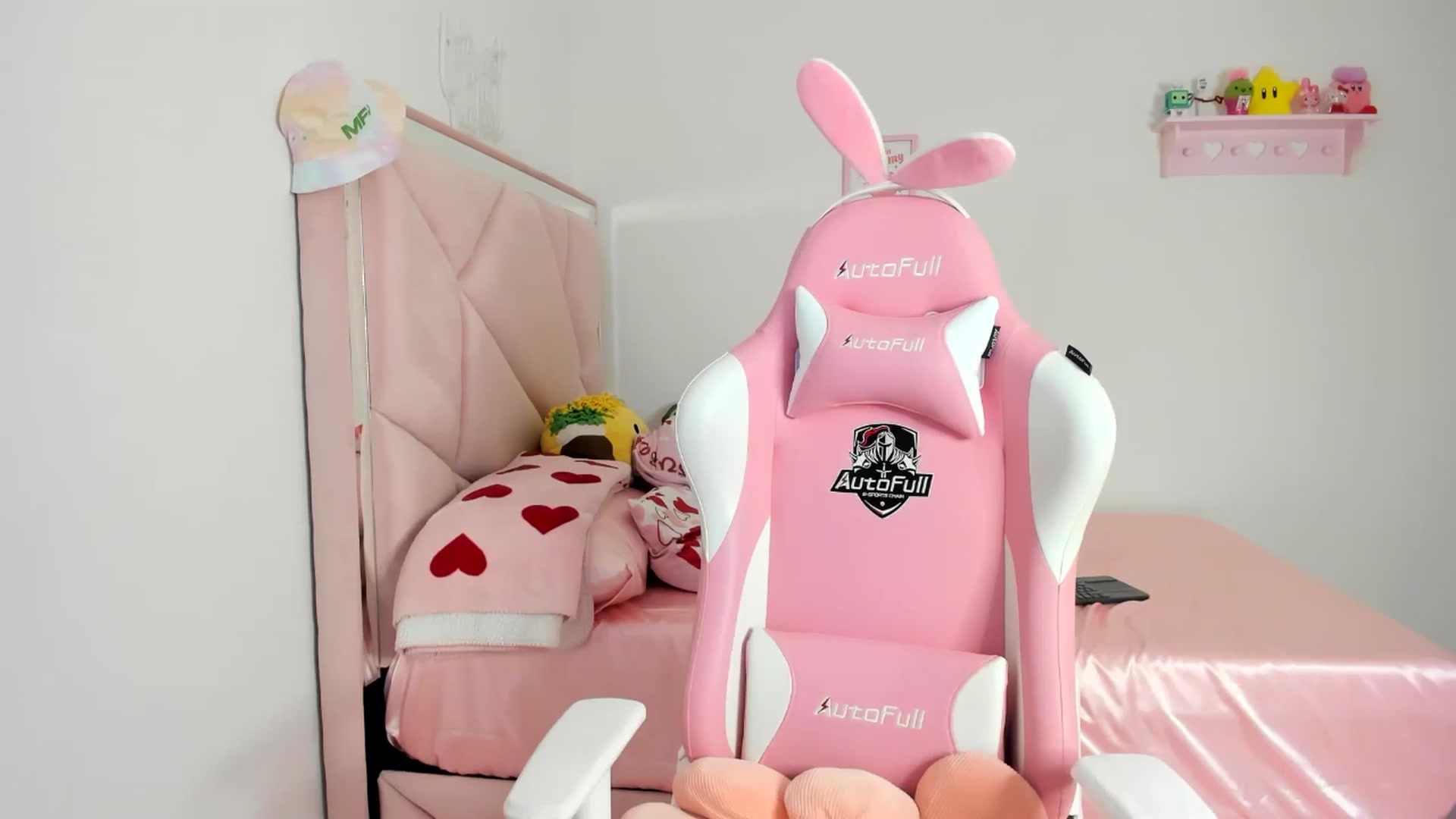 Gallery image thumbnail from Cherrycute666's myfreecams stream on, 06/16/2024, 02:01 image 6 of 20