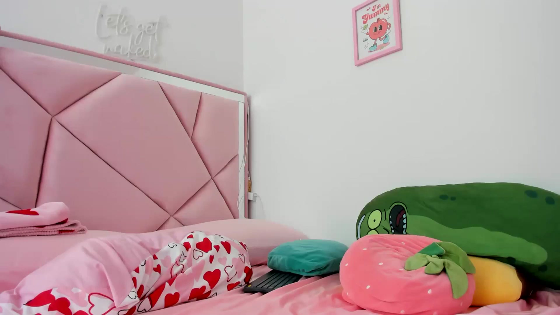 Gallery image thumbnail from Cherrycute666's myfreecams stream on, 06/16/2024, 17:34 image 1 of 20