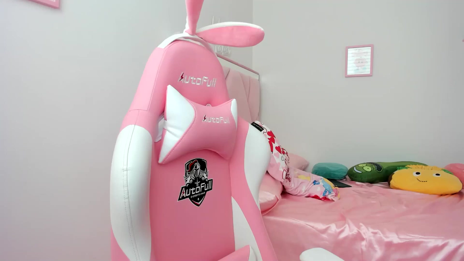 Gallery image thumbnail from Cherrycute666's myfreecams stream on, 06/16/2024, 17:34 image 17 of 20