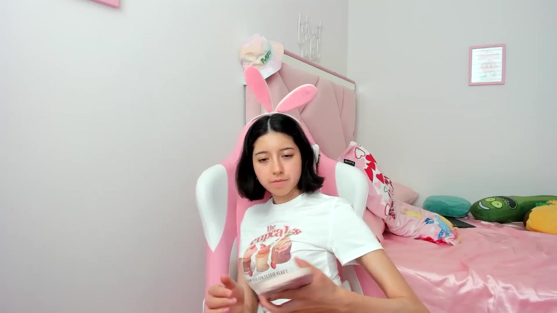 Gallery image thumbnail from Cherrycute666's myfreecams stream on, 06/16/2024, 18:23 image 4 of 20