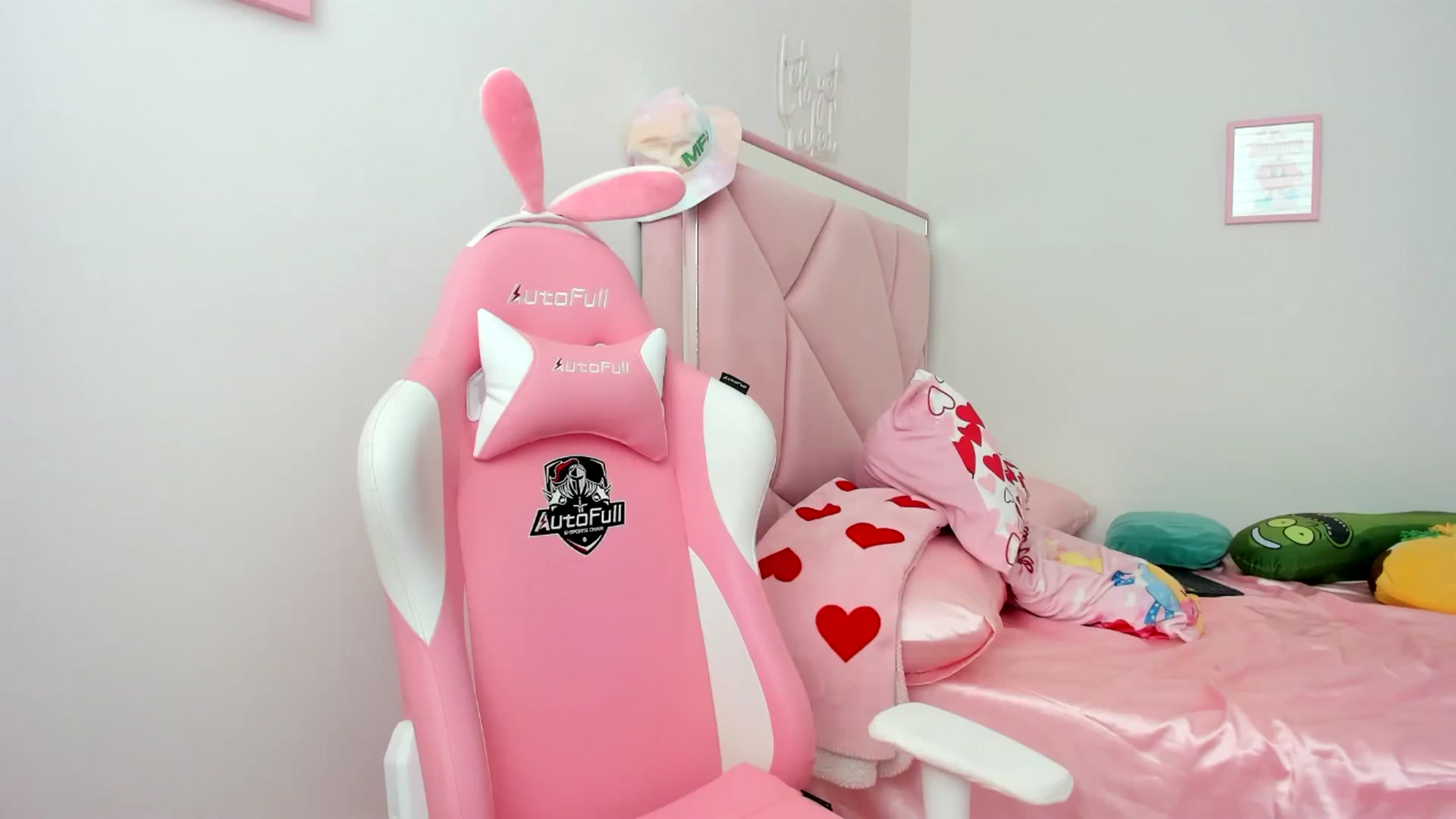 Gallery image thumbnail from Cherrycute666's myfreecams stream on, 06/16/2024, 18:23 image 9 of 20