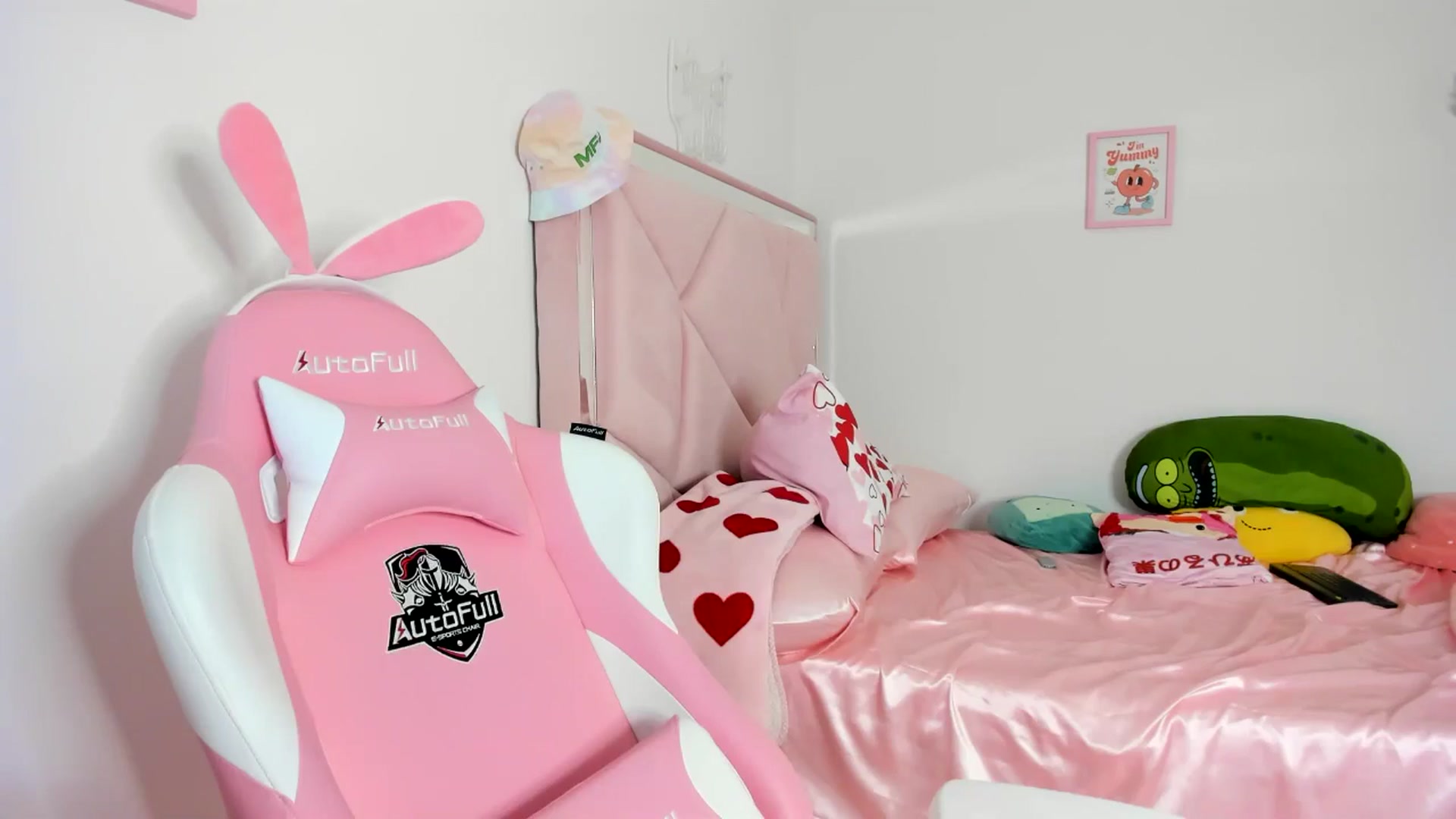 Gallery image thumbnail from Cherrycute666's myfreecams stream on, 06/17/2024, 07:22 image 5 of 20