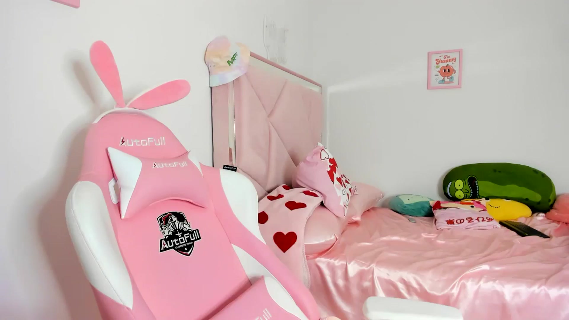 Gallery image thumbnail from Cherrycute666's myfreecams stream on, 06/17/2024, 07:22 image 4 of 20