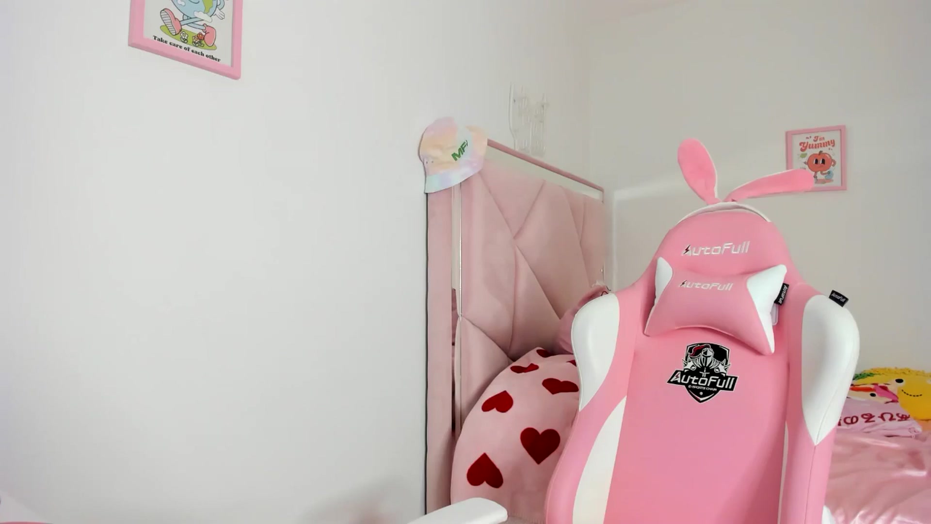 Gallery image thumbnail from Cherrycute666's myfreecams stream on, 06/17/2024, 07:57 image 18 of 20