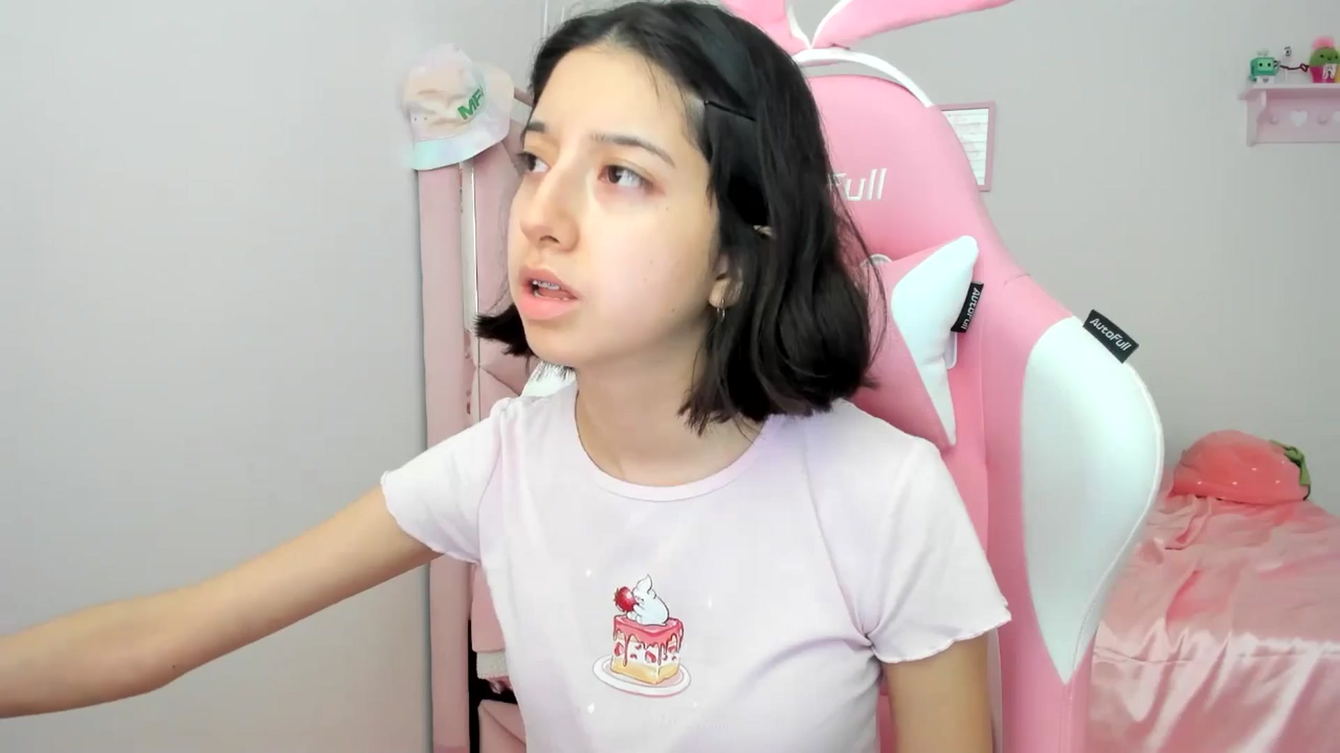 Gallery image thumbnail from Cherrycute666's myfreecams stream on, 06/17/2024, 23:57 image 11 of 20