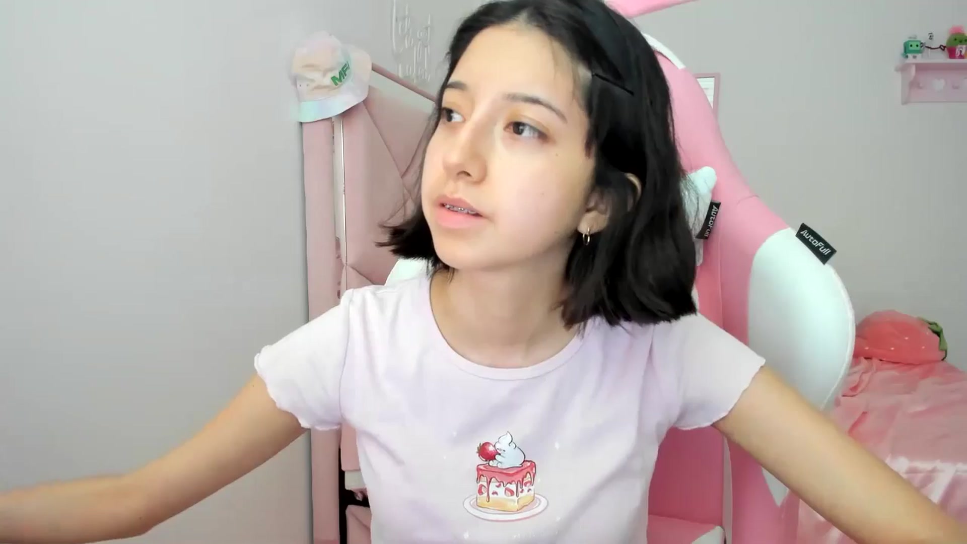 Gallery image thumbnail from Cherrycute666's myfreecams stream on, 06/17/2024, 23:57 image 16 of 20