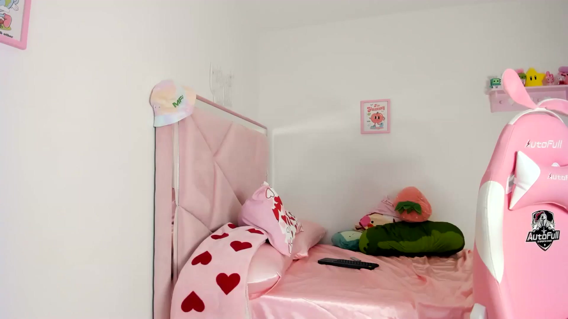 Gallery image thumbnail from Cherrycute666's myfreecams stream on, 06/18/2024, 04:51 image 6 of 20