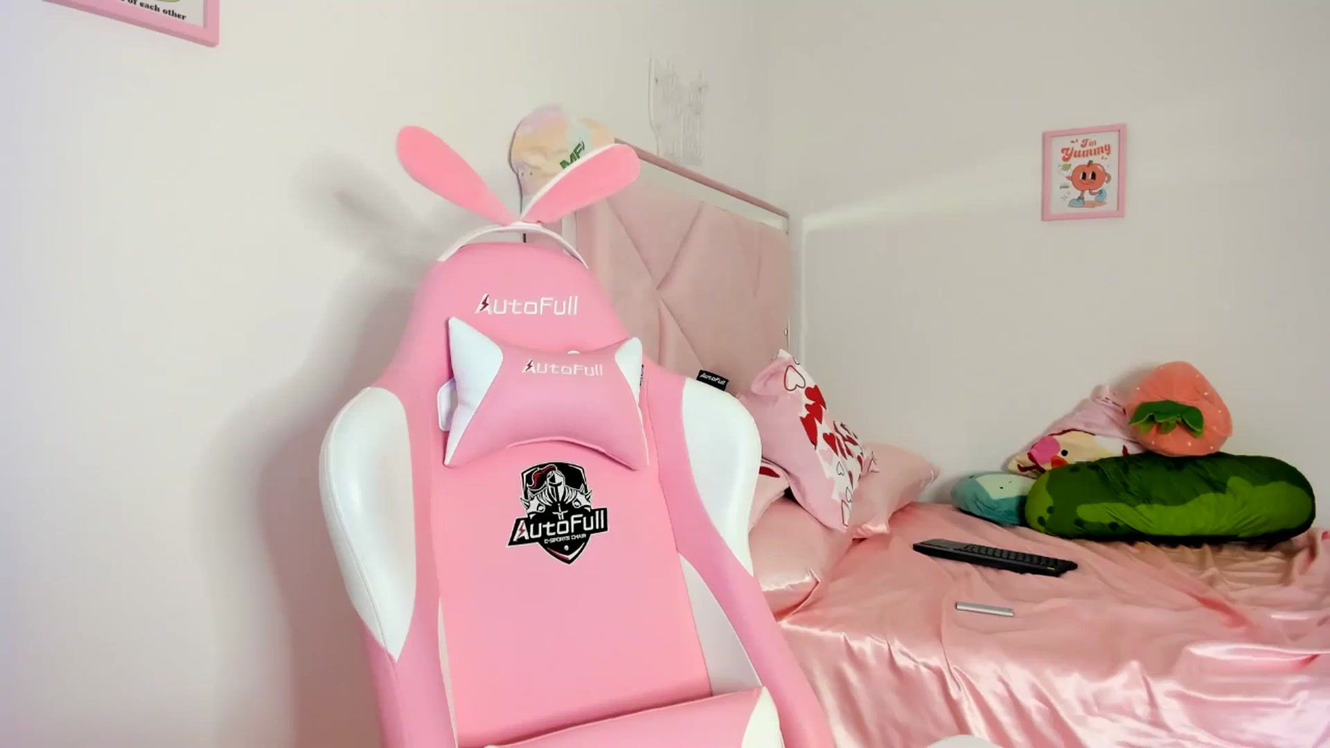 Gallery image thumbnail from Cherrycute666's myfreecams stream on, 06/18/2024, 07:58 image 18 of 20