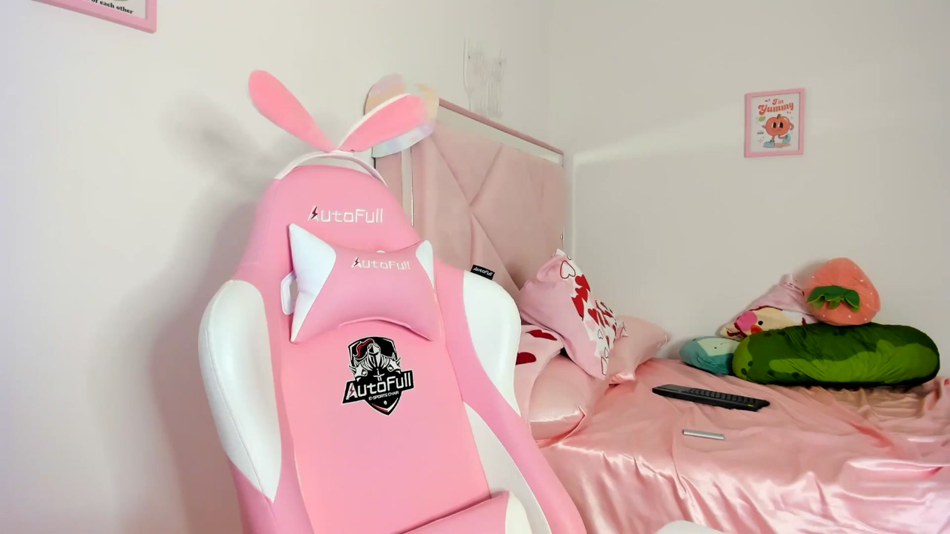 Gallery image thumbnail from Cherrycute666's myfreecams stream on, 06/18/2024, 07:58 image 17 of 20