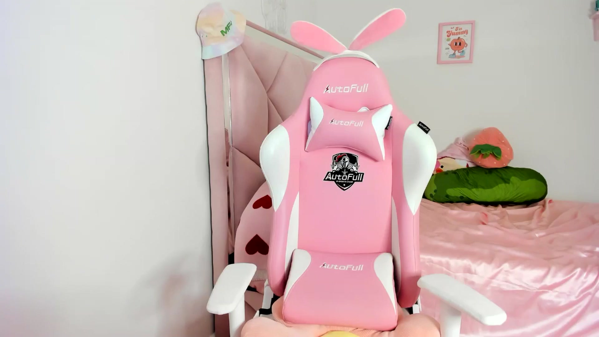 Gallery image thumbnail from Cherrycute666's myfreecams stream on, 06/19/2024, 04:13 image 3 of 20