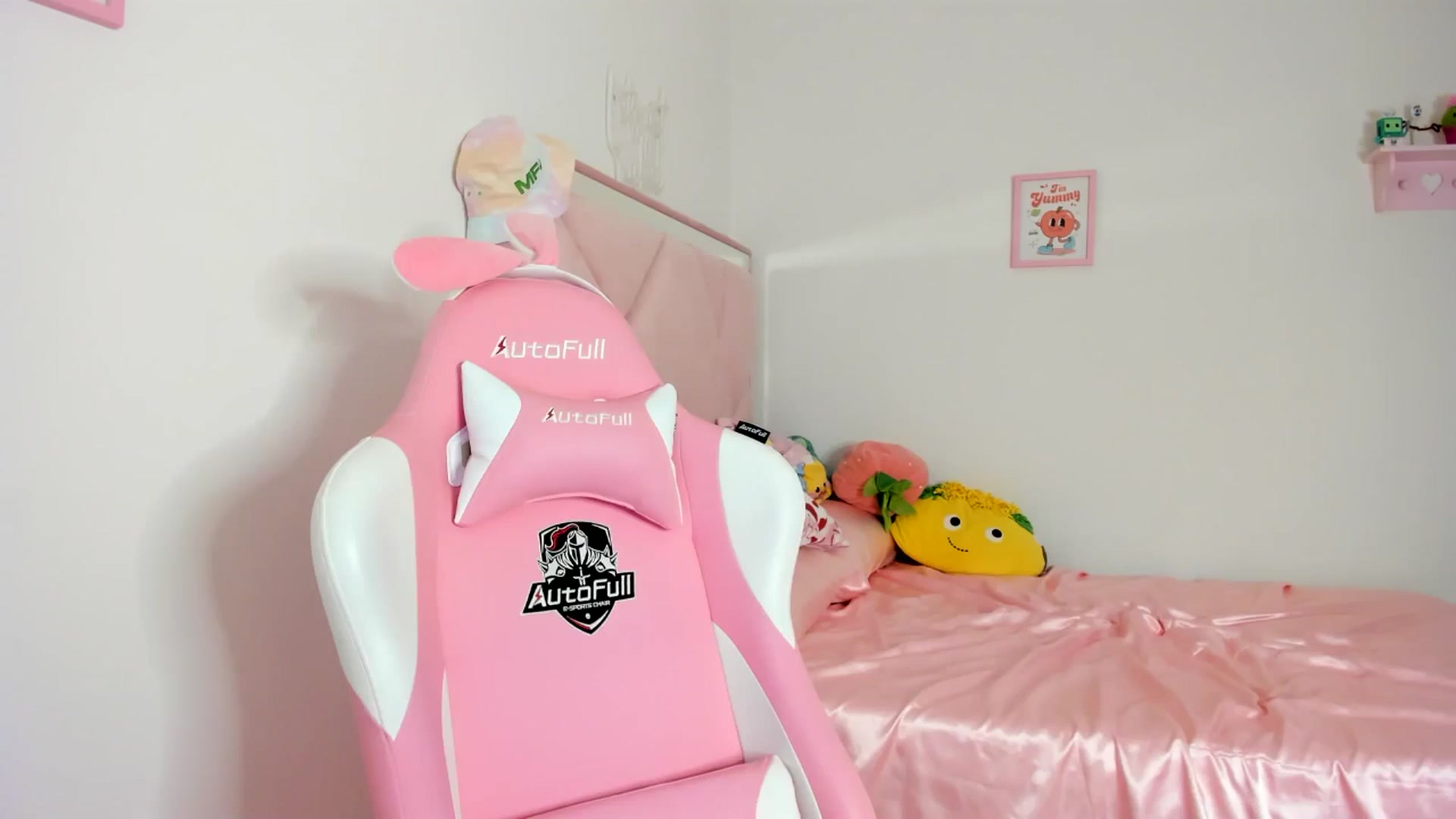 Gallery image thumbnail from Cherrycute666's myfreecams stream on, 06/19/2024, 07:55 image 10 of 20
