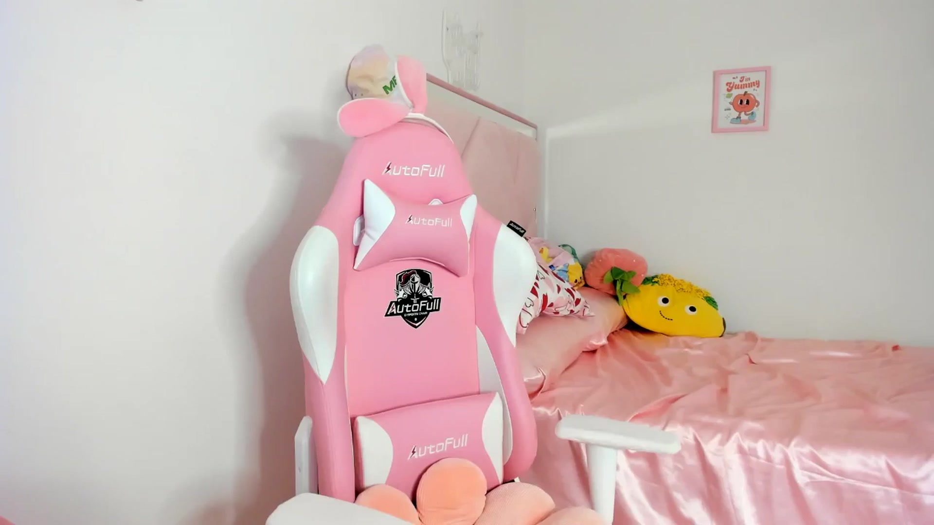 Gallery image thumbnail from Cherrycute666's myfreecams stream on, 06/19/2024, 07:55 image 7 of 20