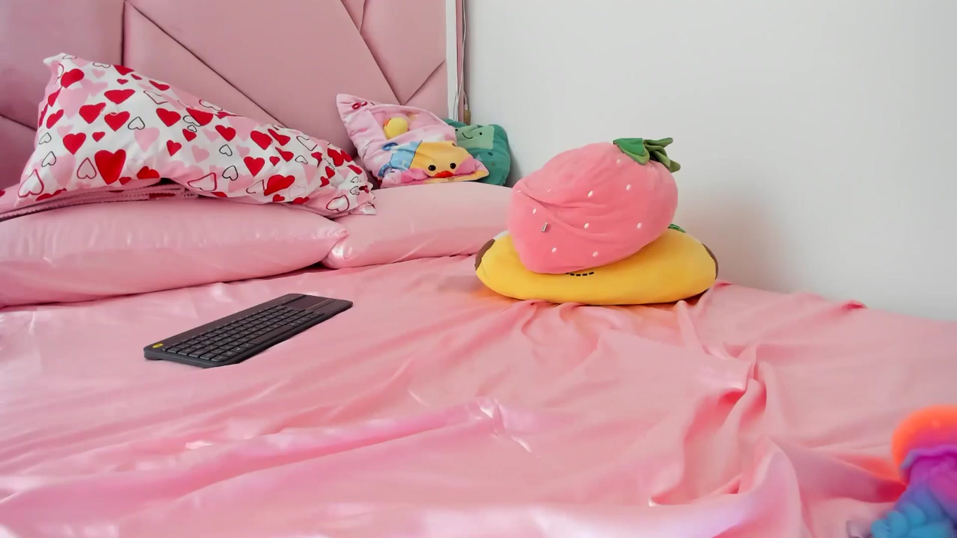 Gallery image thumbnail from Cherrycute666's myfreecams stream on, 06/19/2024, 19:21 image 17 of 20