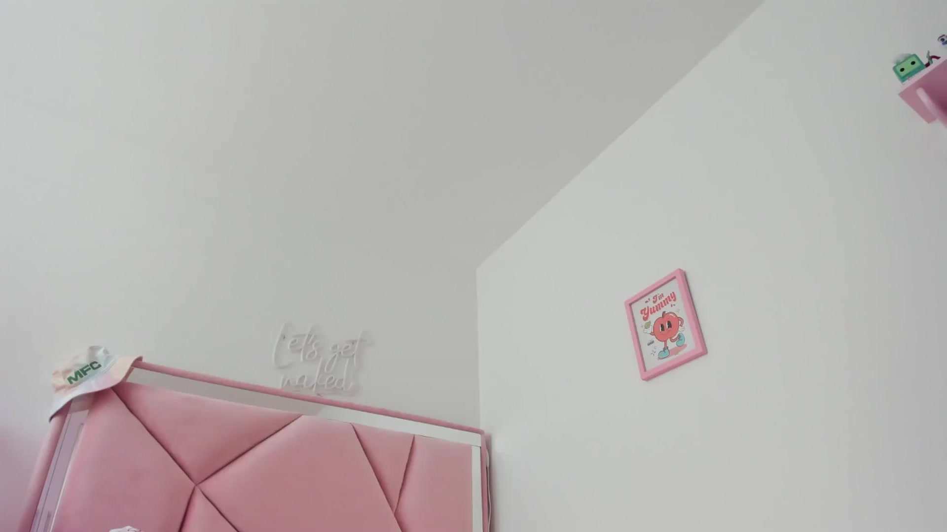 Gallery image thumbnail from Cherrycute666's myfreecams stream on, 06/19/2024, 19:21 image 18 of 20