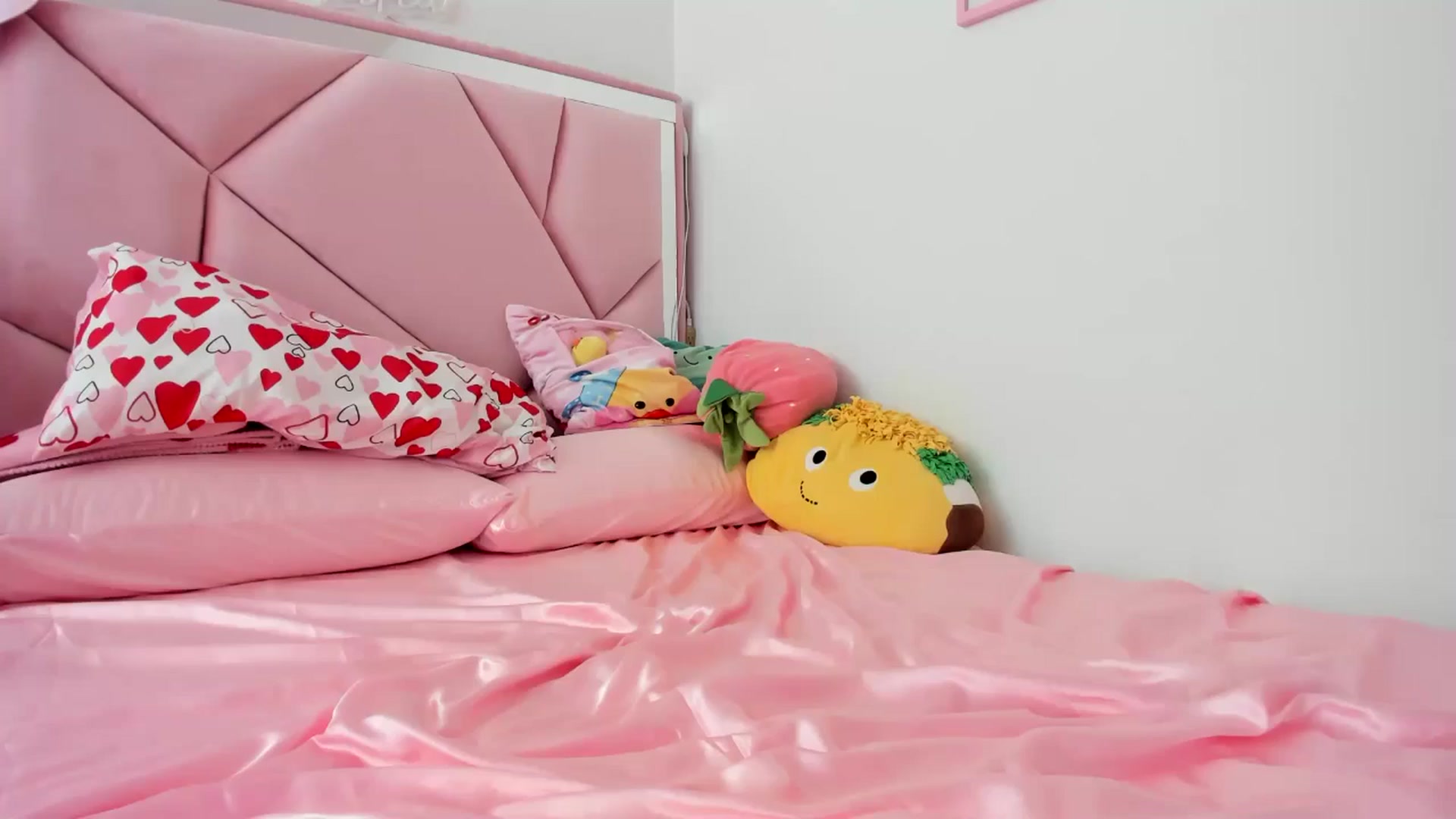 Gallery image thumbnail from Cherrycute666's myfreecams stream on, 06/19/2024, 19:21 image 8 of 20