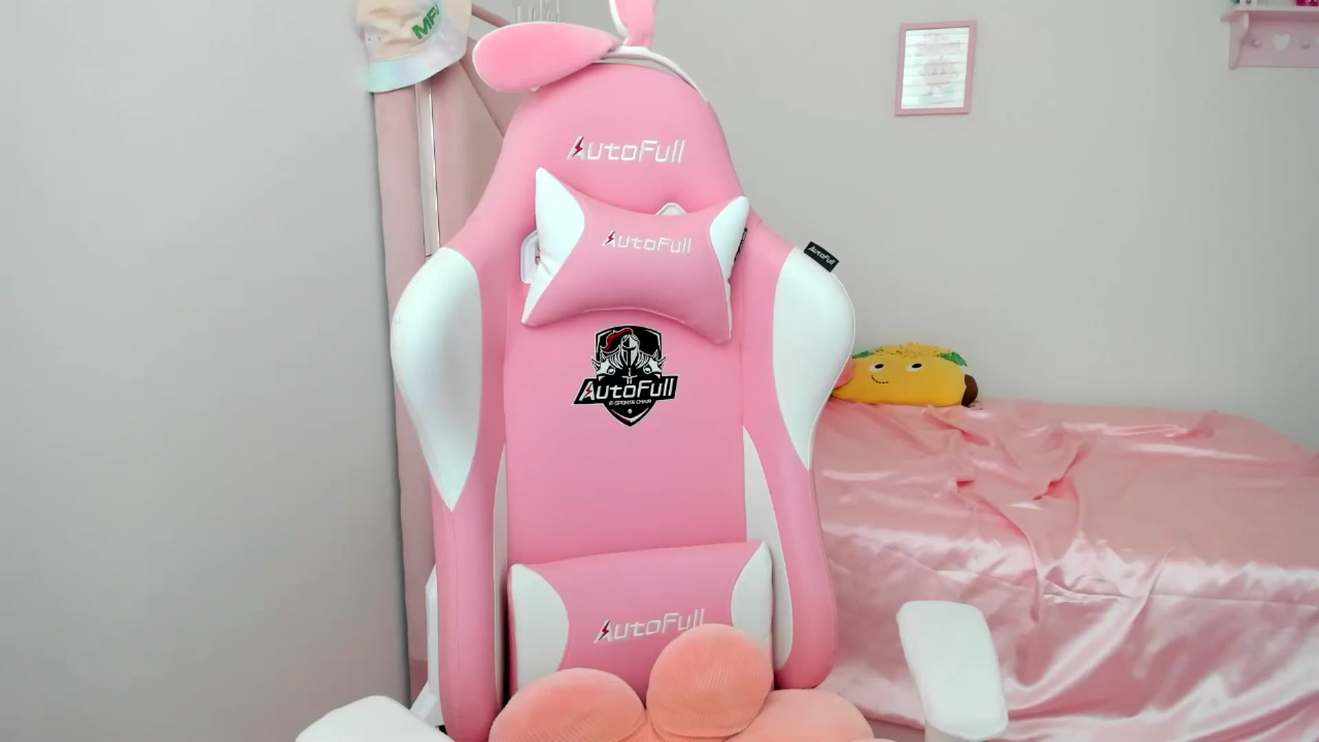 Gallery image thumbnail from Cherrycute666's myfreecams stream on, 06/19/2024, 21:36 image 15 of 20
