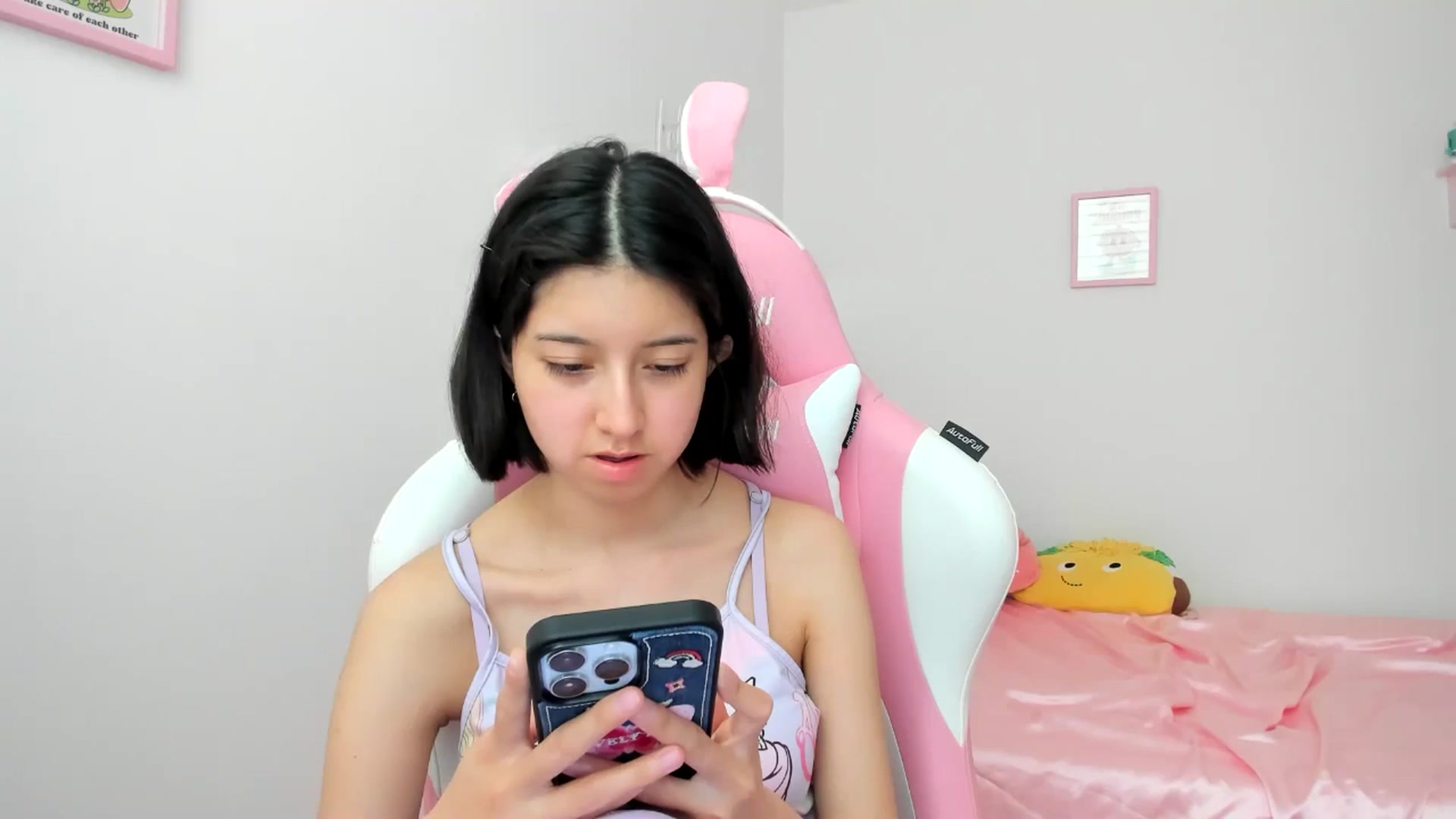 Gallery image thumbnail from Cherrycute666's myfreecams stream on, 06/19/2024, 22:24 image 15 of 20